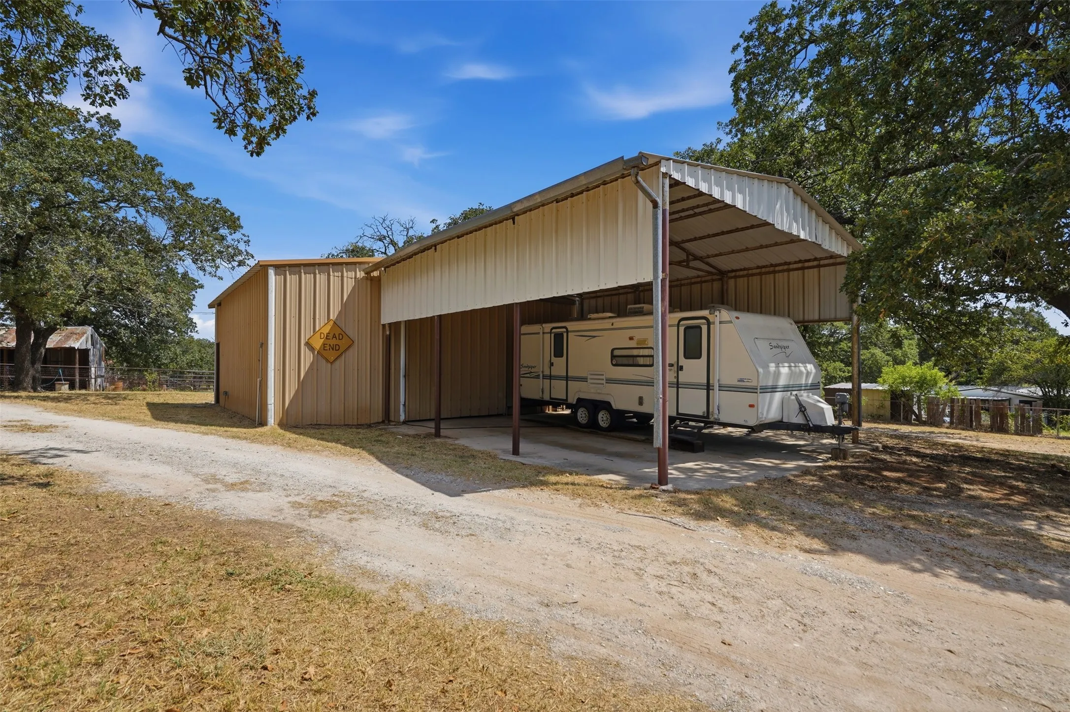 Single Family Residence For Sale in Wise County , 209 County Road 4917, Newark, Texas 76071, 3 Bedroom, 2 Bathroom, 2 Garage spaces, 2,132 Sqft, built in 1979, mls#21405415, Real Estate Agent in Newark, Homes For Sale in Wise county, Homes For Sale in Newark, Realtor in Newark Texas, Real Estate Brokerage Independent Realty Texas, Luminita Cordes Realtor