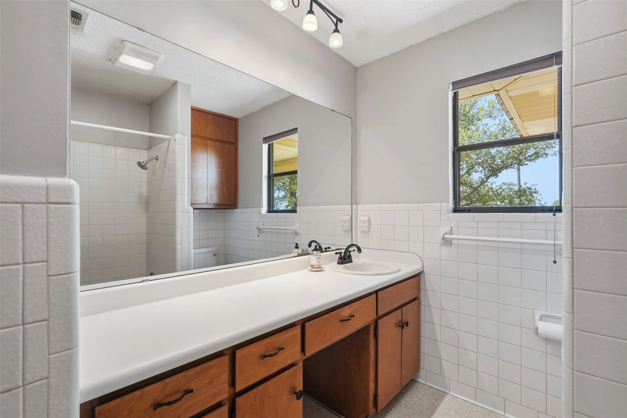 Single Family Residence For Sale in Wise County , 209 County Road 4917, Newark, Texas 76071, 3 Bedroom, 2 Bathroom, 2 Garage spaces, 2,132 Sqft, built in 1979, mls#21405415, Real Estate Agent in Newark, Homes For Sale in Wise county, Homes For Sale in Newark, Realtor in Newark Texas, Real Estate Brokerage Independent Realty Texas, Luminita Cordes Realtor