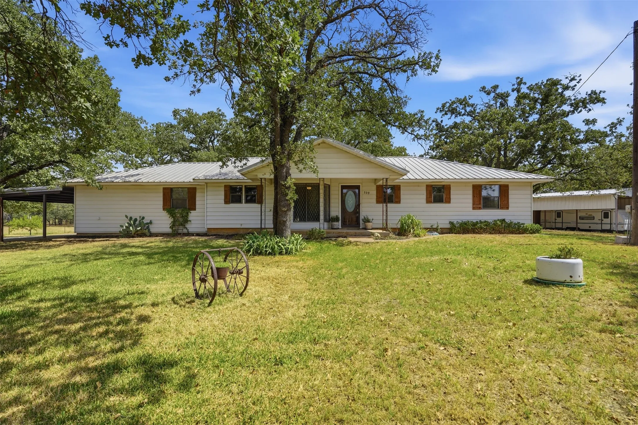 Single Family Residence For Sale in Wise County , 209 County Road 4917, Newark, Texas 76071, 3 Bedroom, 2 Bathroom, 2 Garage spaces, 2,132 Sqft, built in 1979, mls#21405415, Real Estate Agent in Newark, Homes For Sale in Wise county, Homes For Sale in Newark, Realtor in Newark Texas, Real Estate Brokerage Independent Realty Texas, Luminita Cordes Realtor