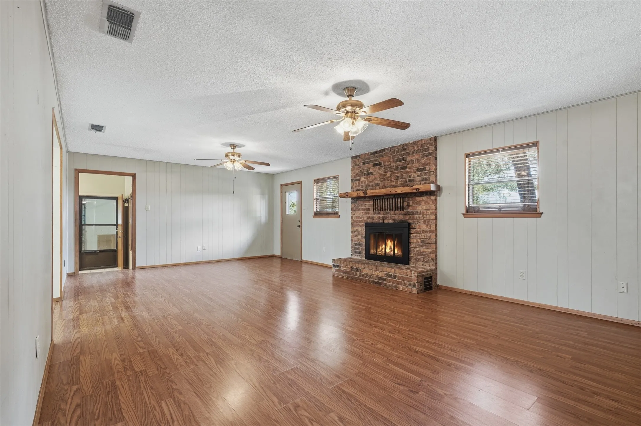 Single Family Residence For Sale in Wise County , 209 County Road 4917, Newark, Texas 76071, 3 Bedroom, 2 Bathroom, 2 Garage spaces, 2,132 Sqft, built in 1979, mls#21405415, Real Estate Agent in Newark, Homes For Sale in Wise county, Homes For Sale in Newark, Realtor in Newark Texas, Real Estate Brokerage Independent Realty Texas, Luminita Cordes Realtor