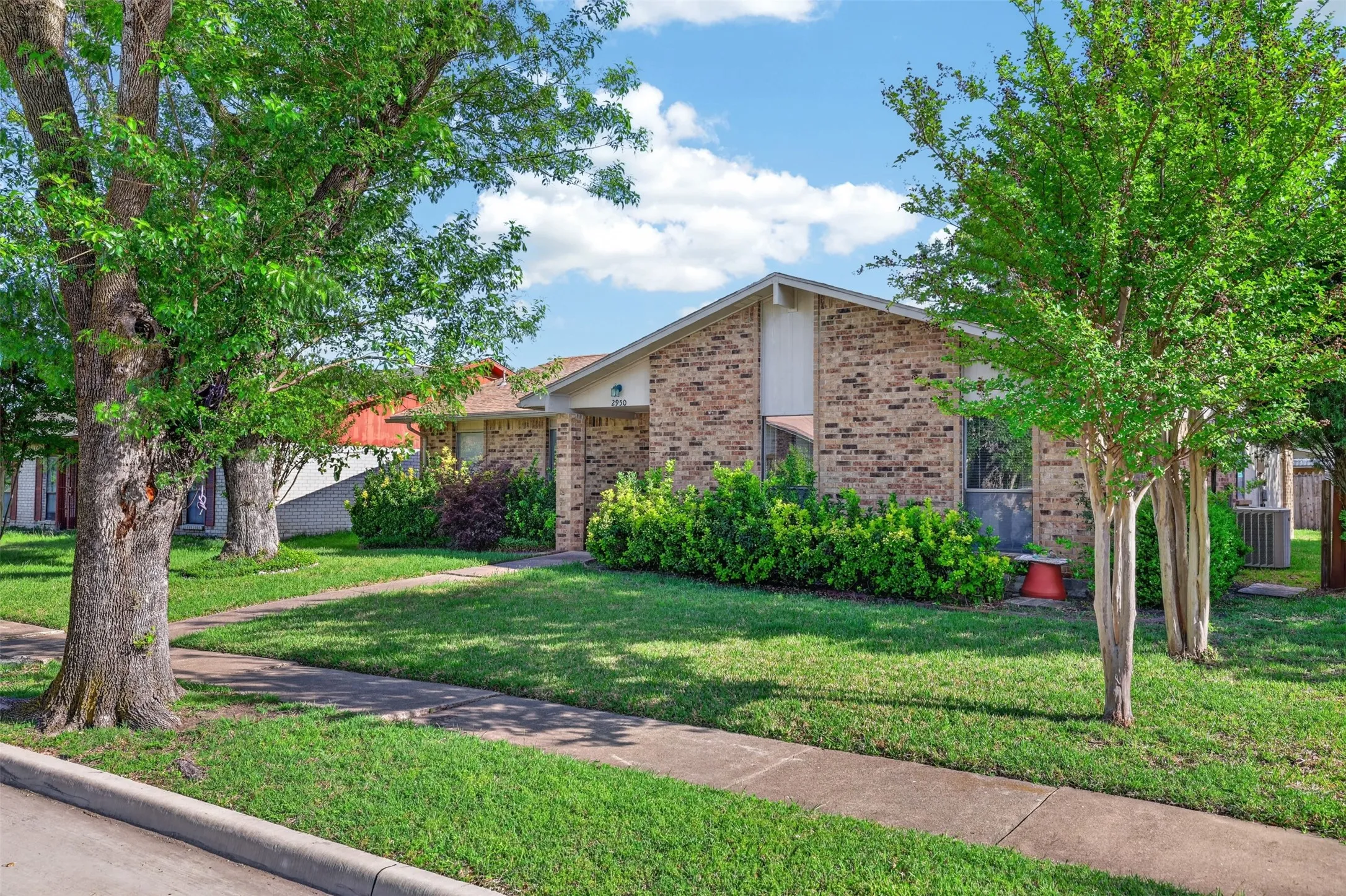 Single Family Residence For Sale in Dallas County , 2950 San Diego Drive, Dallas, Texas 75228, 3 Bedroom, 2 Bathroom, 2 Garage spaces, 1,667 Sqft, built in 1982, mls#21405426, Real Estate Agent in Dallas, Homes For Sale in Dallas county, Homes For Sale in Dallas, Realtor in Dallas Texas, Real Estate Brokerage Independent Realty Texas, Luminita Cordes Realtor