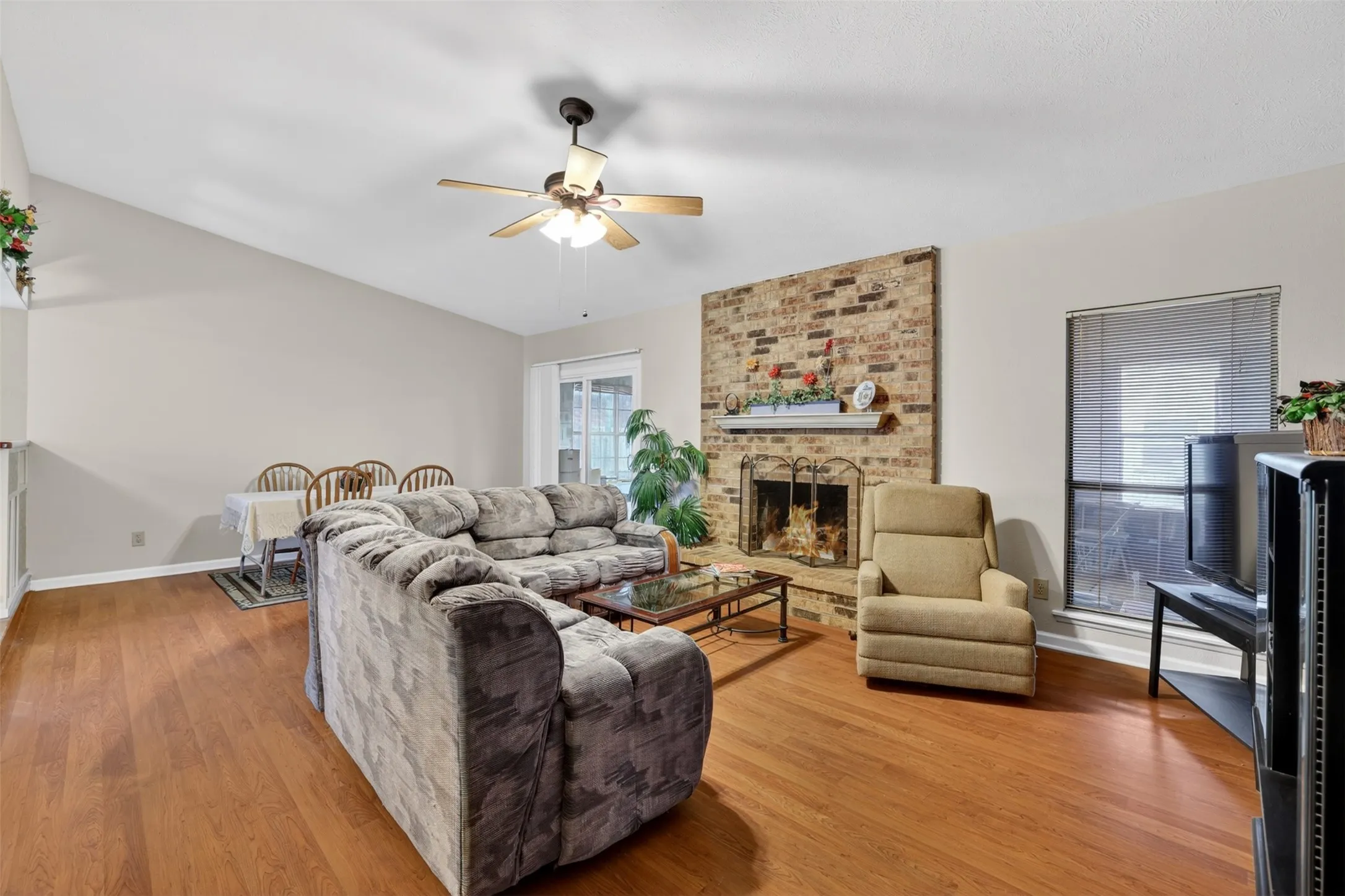 Single Family Residence For Sale in Dallas County , 2950 San Diego Drive, Dallas, Texas 75228, 3 Bedroom, 2 Bathroom, 2 Garage spaces, 1,667 Sqft, built in 1982, mls#21405426, Real Estate Agent in Dallas, Homes For Sale in Dallas county, Homes For Sale in Dallas, Realtor in Dallas Texas, Real Estate Brokerage Independent Realty Texas, Luminita Cordes Realtor