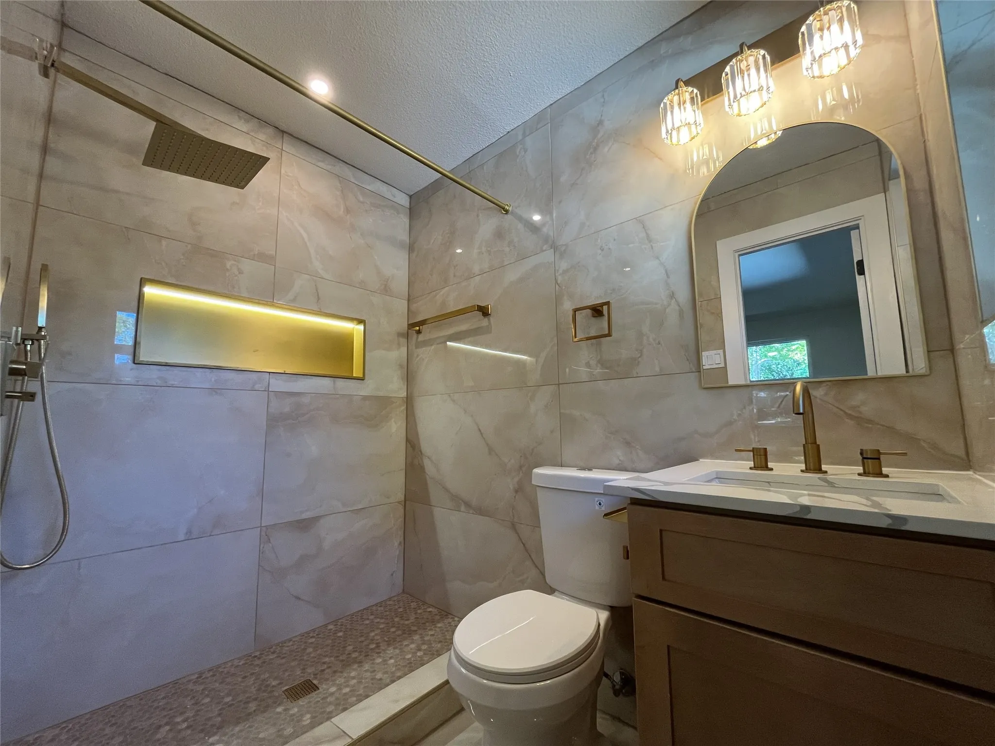 Master Bathroom fully updated with quality material and excellent choice of colors