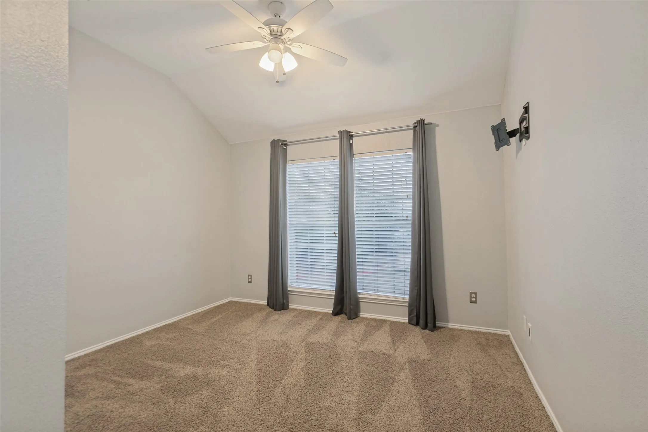 Townhouse For Sale in Dallas County , 3815 Brandon Park Drive, Garland, Texas 75044, 3 Bedroom, 3 Bathroom, Garage spaces, 1,353 Sqft, built in 2001, mls#21405435, Real Estate Agent in Garland, Homes For Sale in Dallas county, Homes For Sale in Garland, Realtor in Garland Texas, Real Estate Brokerage Independent Realty Texas, Luminita Cordes Realtor