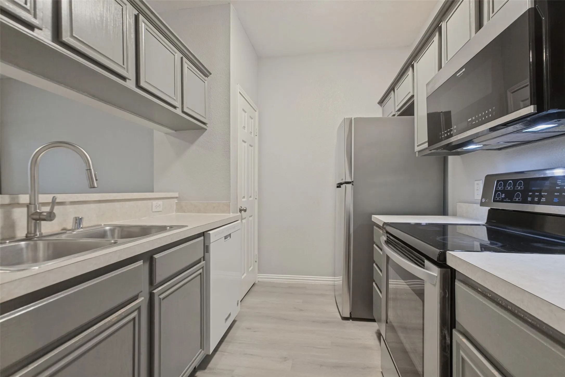 Townhouse For Sale in Dallas County , 3815 Brandon Park Drive, Garland, Texas 75044, 3 Bedroom, 3 Bathroom, Garage spaces, 1,353 Sqft, built in 2001, mls#21405435, Real Estate Agent in Garland, Homes For Sale in Dallas county, Homes For Sale in Garland, Realtor in Garland Texas, Real Estate Brokerage Independent Realty Texas, Luminita Cordes Realtor