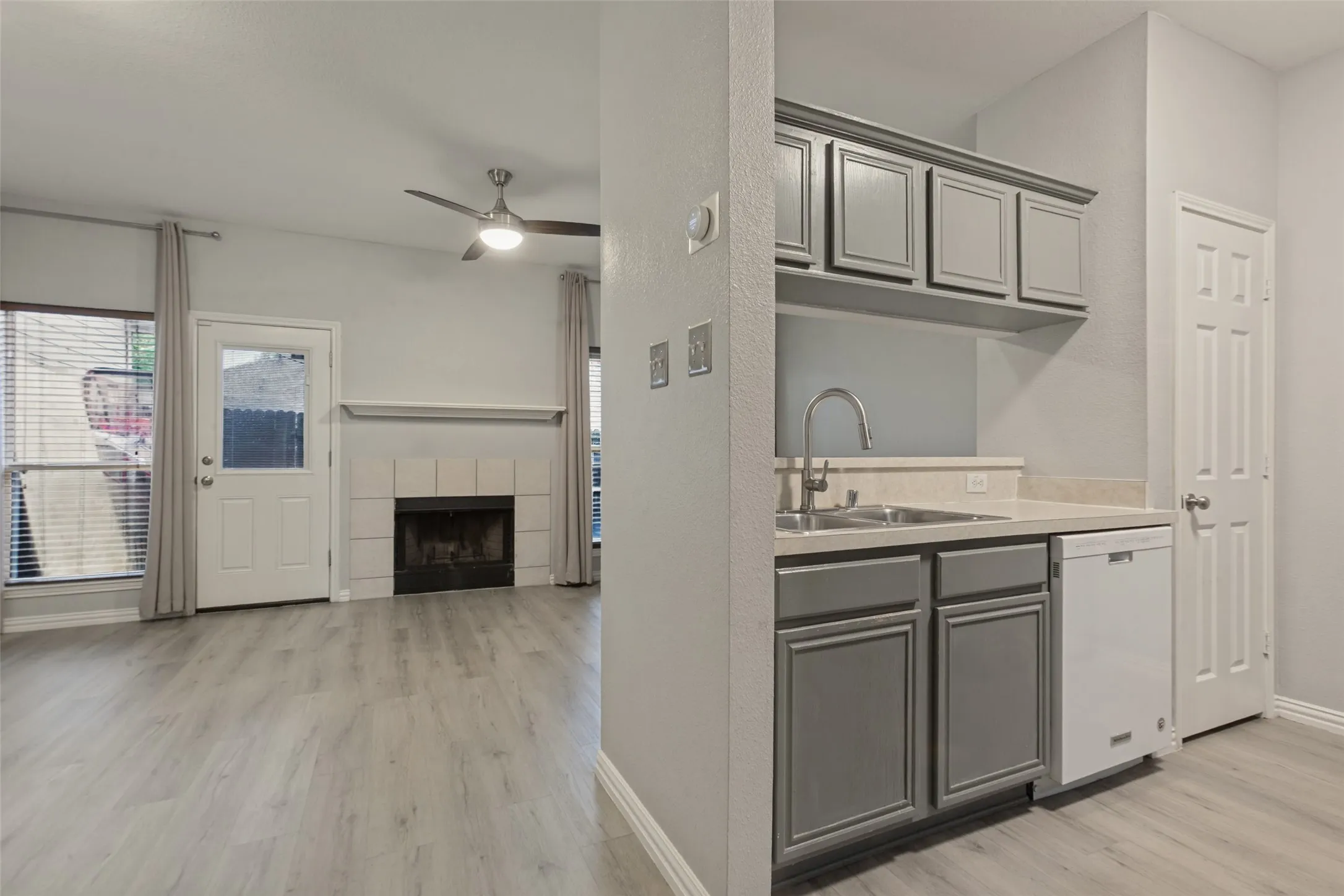 Townhouse For Sale in Dallas County , 3815 Brandon Park Drive, Garland, Texas 75044, 3 Bedroom, 3 Bathroom, Garage spaces, 1,353 Sqft, built in 2001, mls#21405435, Real Estate Agent in Garland, Homes For Sale in Dallas county, Homes For Sale in Garland, Realtor in Garland Texas, Real Estate Brokerage Independent Realty Texas, Luminita Cordes Realtor