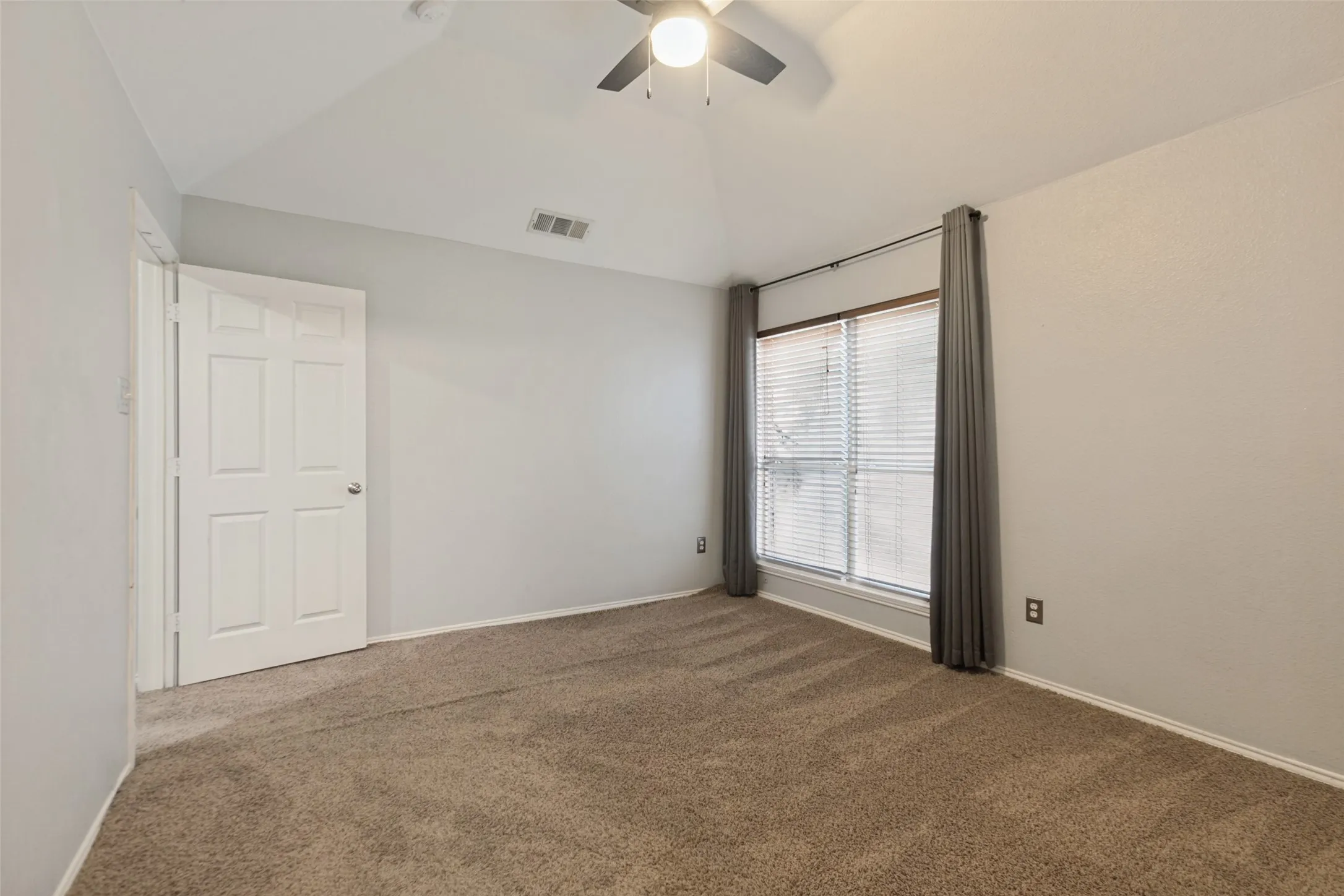 Townhouse For Sale in Dallas County , 3815 Brandon Park Drive, Garland, Texas 75044, 3 Bedroom, 3 Bathroom, Garage spaces, 1,353 Sqft, built in 2001, mls#21405435, Real Estate Agent in Garland, Homes For Sale in Dallas county, Homes For Sale in Garland, Realtor in Garland Texas, Real Estate Brokerage Independent Realty Texas, Luminita Cordes Realtor