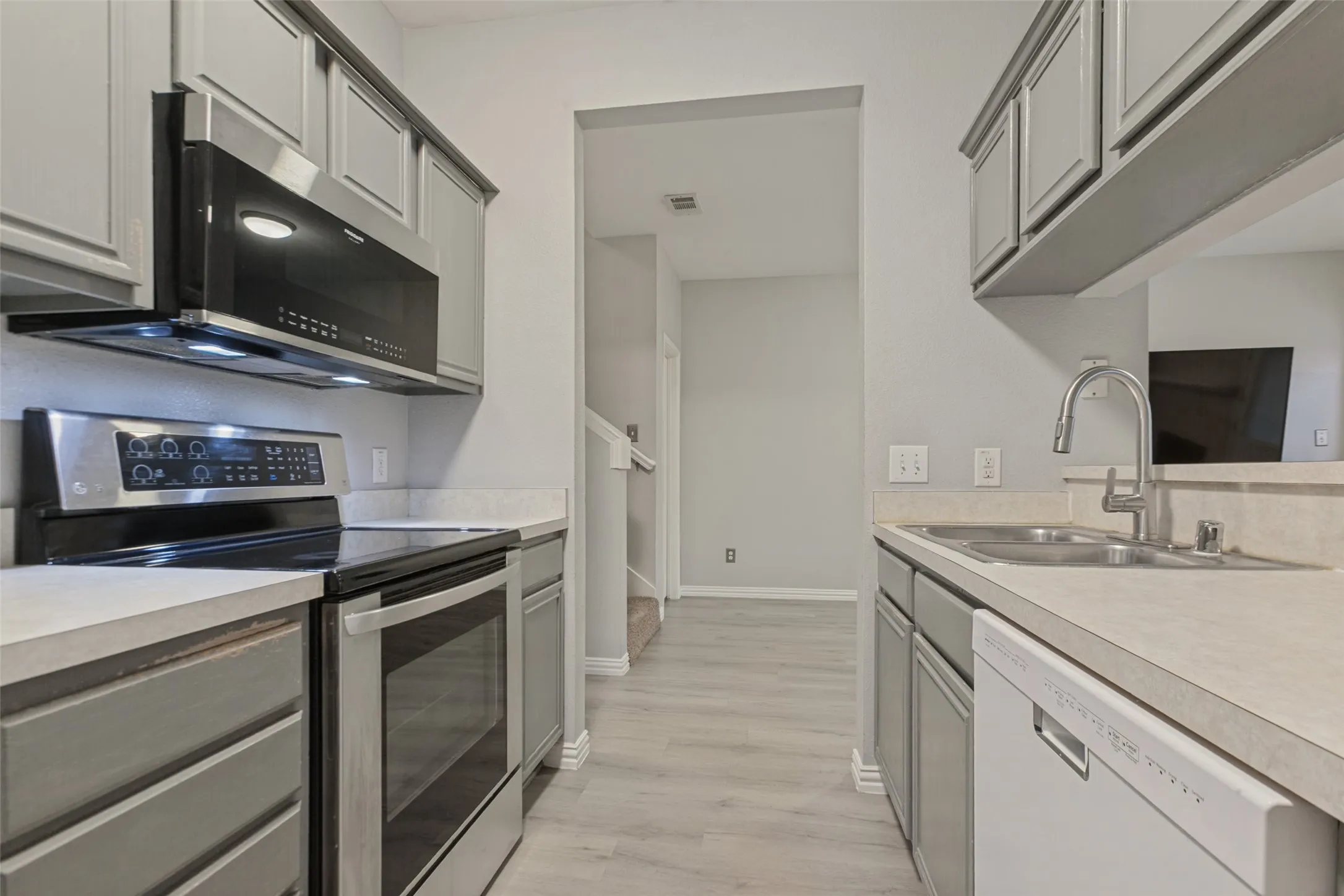 Townhouse For Sale in Dallas County , 3815 Brandon Park Drive, Garland, Texas 75044, 3 Bedroom, 3 Bathroom, Garage spaces, 1,353 Sqft, built in 2001, mls#21405435, Real Estate Agent in Garland, Homes For Sale in Dallas county, Homes For Sale in Garland, Realtor in Garland Texas, Real Estate Brokerage Independent Realty Texas, Luminita Cordes Realtor