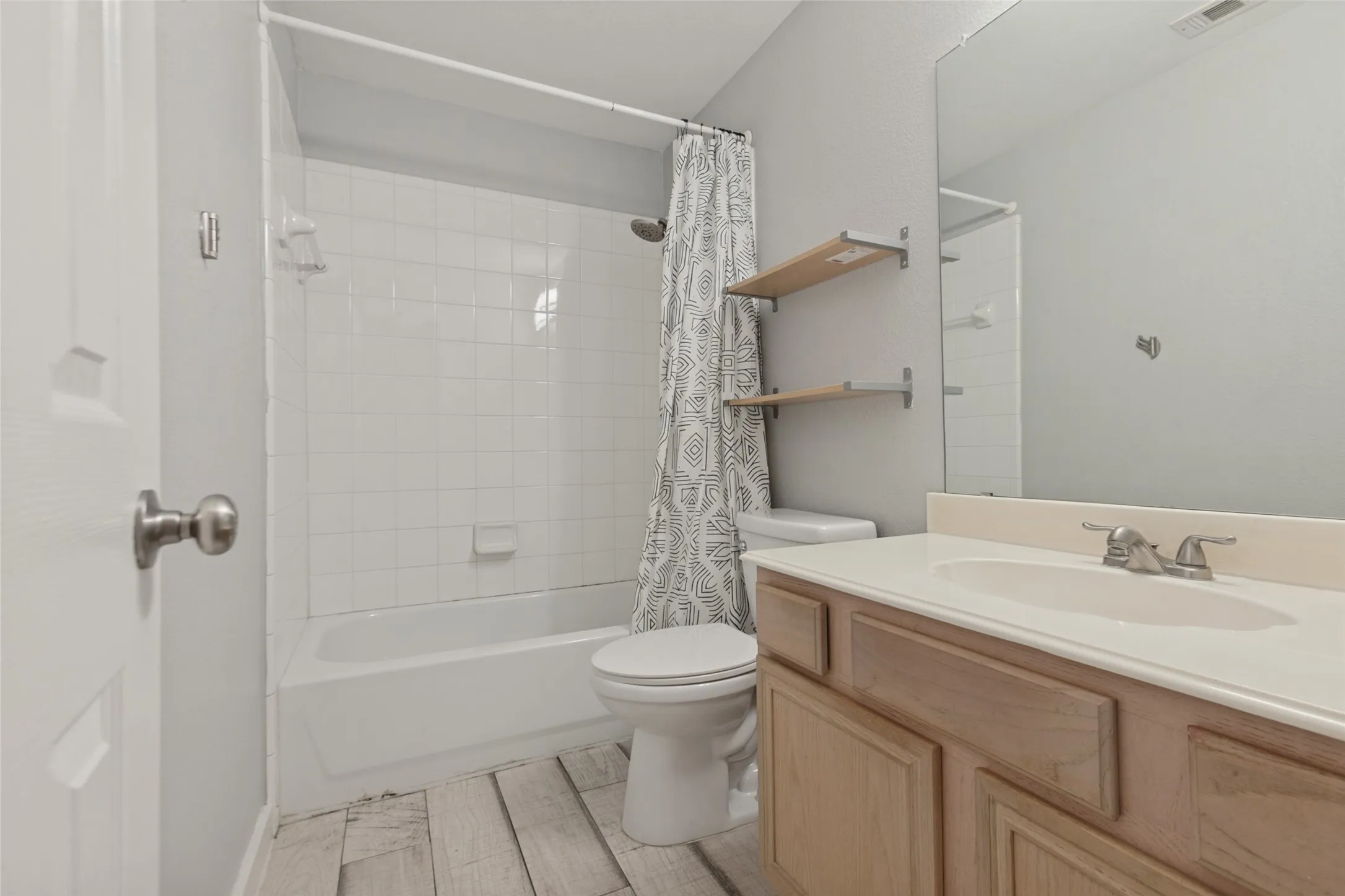 Townhouse For Sale in Dallas County , 3815 Brandon Park Drive, Garland, Texas 75044, 3 Bedroom, 3 Bathroom, Garage spaces, 1,353 Sqft, built in 2001, mls#21405435, Real Estate Agent in Garland, Homes For Sale in Dallas county, Homes For Sale in Garland, Realtor in Garland Texas, Real Estate Brokerage Independent Realty Texas, Luminita Cordes Realtor