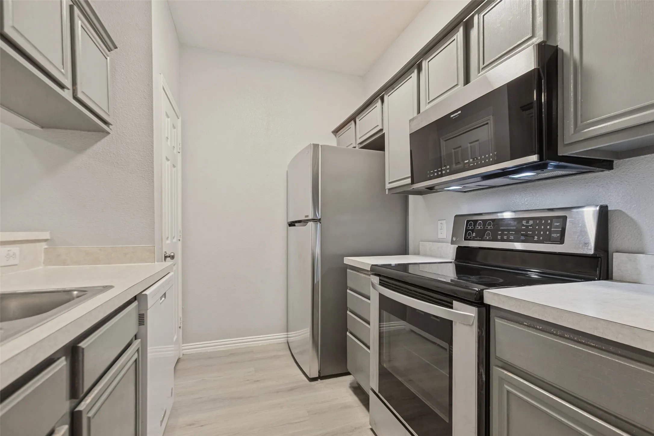 Townhouse For Sale in Dallas County , 3815 Brandon Park Drive, Garland, Texas 75044, 3 Bedroom, 3 Bathroom, Garage spaces, 1,353 Sqft, built in 2001, mls#21405435, Real Estate Agent in Garland, Homes For Sale in Dallas county, Homes For Sale in Garland, Realtor in Garland Texas, Real Estate Brokerage Independent Realty Texas, Luminita Cordes Realtor