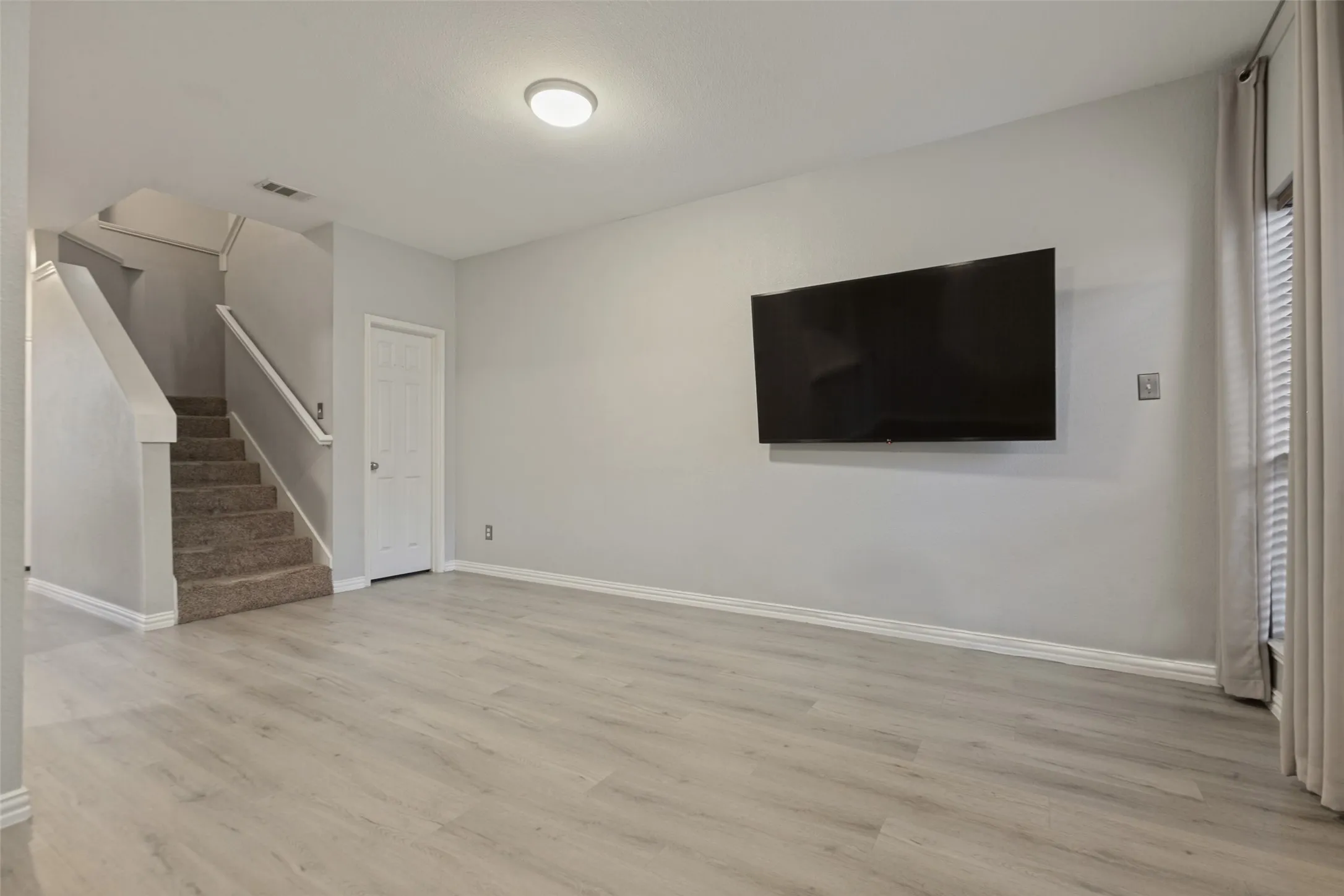 Townhouse For Sale in Dallas County , 3815 Brandon Park Drive, Garland, Texas 75044, 3 Bedroom, 3 Bathroom, Garage spaces, 1,353 Sqft, built in 2001, mls#21405435, Real Estate Agent in Garland, Homes For Sale in Dallas county, Homes For Sale in Garland, Realtor in Garland Texas, Real Estate Brokerage Independent Realty Texas, Luminita Cordes Realtor
