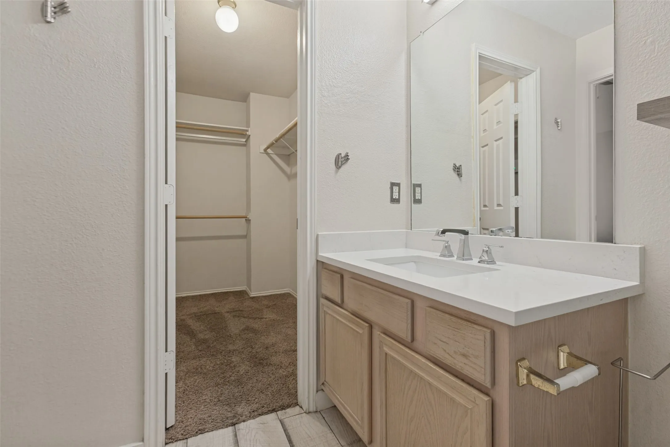 Townhouse For Sale in Dallas County , 3815 Brandon Park Drive, Garland, Texas 75044, 3 Bedroom, 3 Bathroom, Garage spaces, 1,353 Sqft, built in 2001, mls#21405435, Real Estate Agent in Garland, Homes For Sale in Dallas county, Homes For Sale in Garland, Realtor in Garland Texas, Real Estate Brokerage Independent Realty Texas, Luminita Cordes Realtor