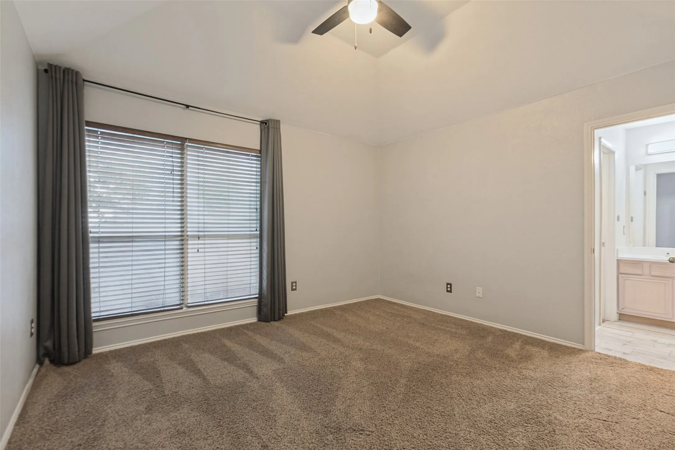 Townhouse For Sale in Dallas County , 3815 Brandon Park Drive, Garland, Texas 75044, 3 Bedroom, 3 Bathroom, Garage spaces, 1,353 Sqft, built in 2001, mls#21405435, Real Estate Agent in Garland, Homes For Sale in Dallas county, Homes For Sale in Garland, Realtor in Garland Texas, Real Estate Brokerage Independent Realty Texas, Luminita Cordes Realtor