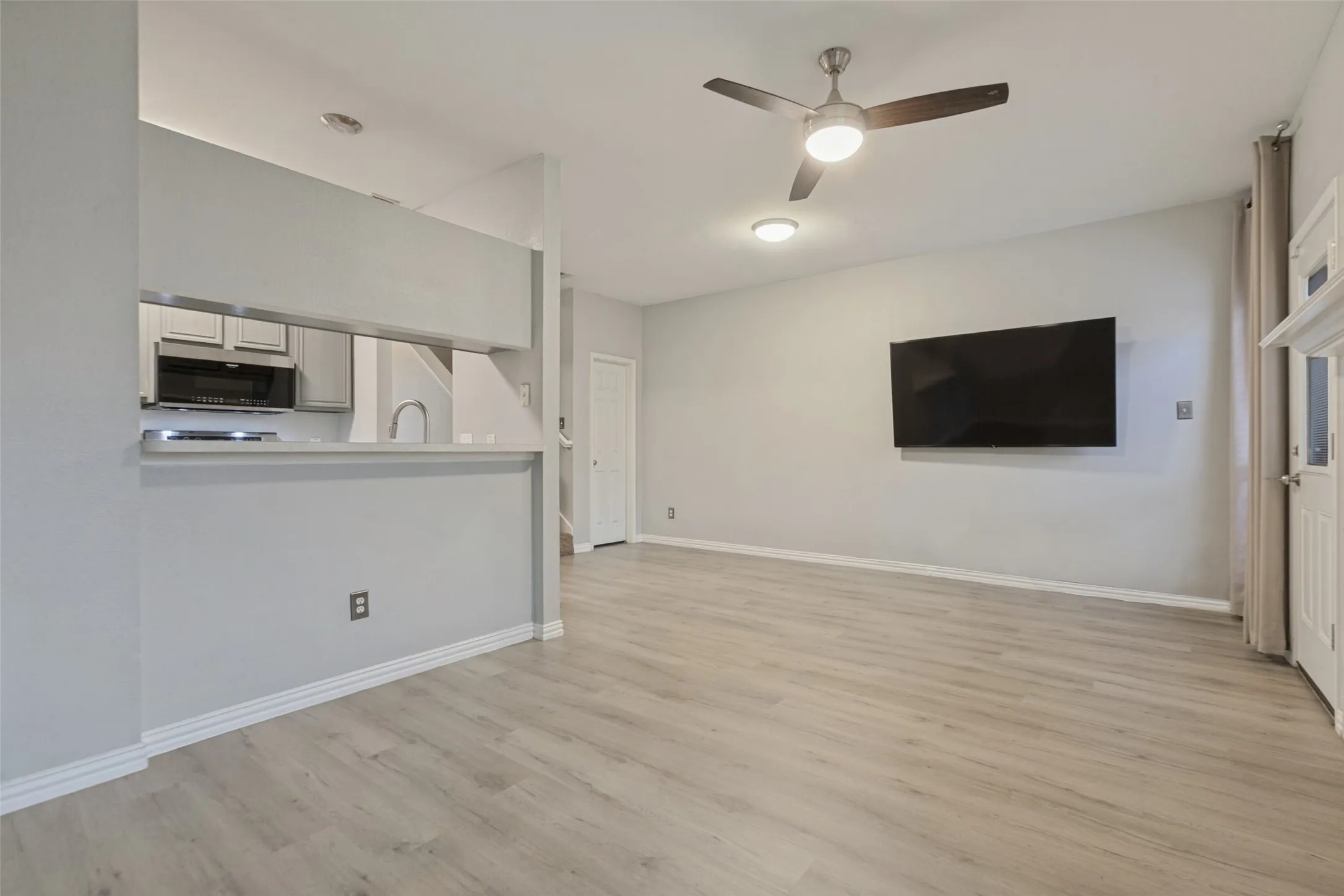 Townhouse For Sale in Dallas County , 3815 Brandon Park Drive, Garland, Texas 75044, 3 Bedroom, 3 Bathroom, Garage spaces, 1,353 Sqft, built in 2001, mls#21405435, Real Estate Agent in Garland, Homes For Sale in Dallas county, Homes For Sale in Garland, Realtor in Garland Texas, Real Estate Brokerage Independent Realty Texas, Luminita Cordes Realtor