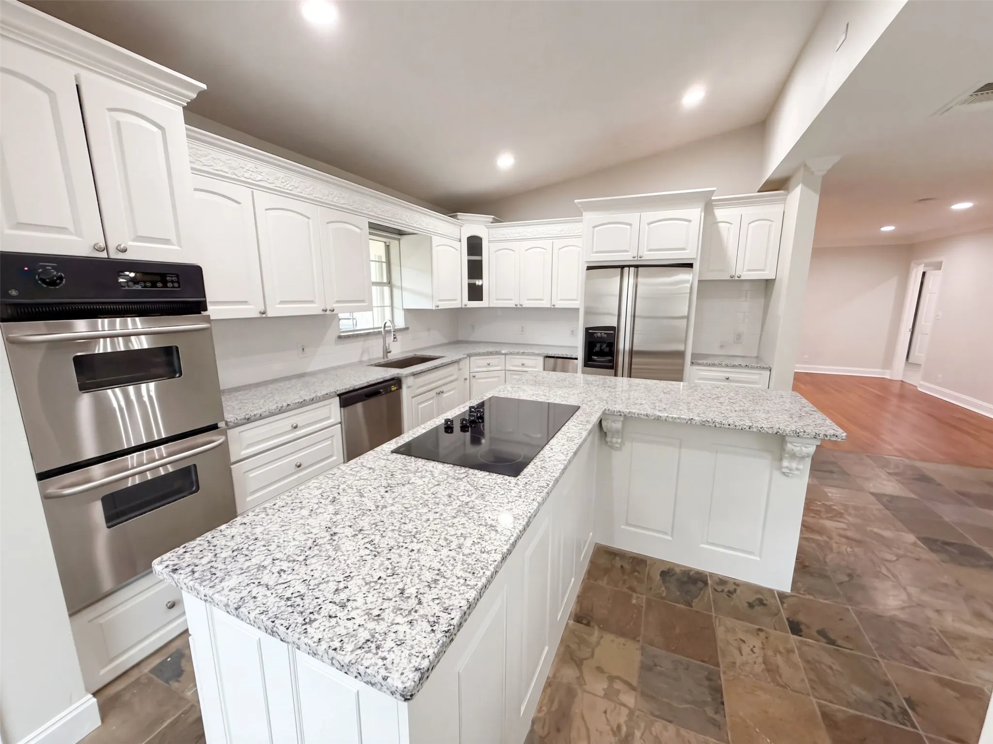 Single Family Residence For Sale in Tarrant County , 3911 White Settlement Road, Fort Worth, Texas 76107, 4 Bedroom, 4 Bathroom, 1 Garage spaces, 4,947 Sqft, built in 1940, mls#21404918, Real Estate Agent in Fort Worth, Homes For Sale in Tarrant county, Homes For Sale in Fort Worth, Realtor in Fort Worth Texas, Real Estate Brokerage Independent Realty Texas, Luminita Cordes Realtor
