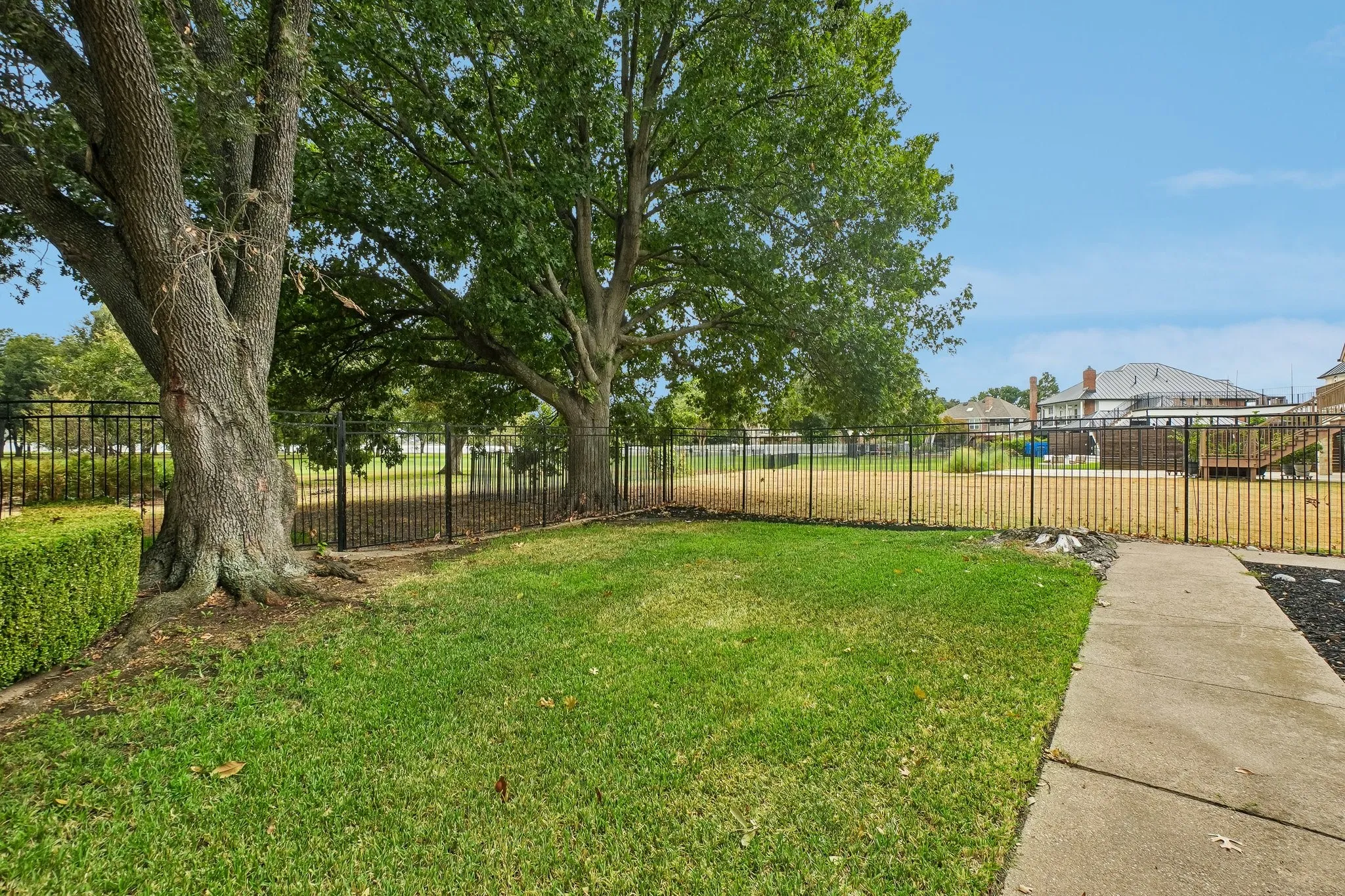 Single Family Residence For Sale in Dallas County , 32 Victoria Drive, Rowlett, Texas 75088, 5 Bedroom, 6 Bathroom, 3 Garage spaces, 5,648 Sqft, built in 1986, mls#21403917, Real Estate Agent in Rowlett, Homes For Sale in Dallas county, Homes For Sale in Rowlett, Realtor in Rowlett Texas, Real Estate Brokerage Independent Realty Texas, Luminita Cordes Realtor
