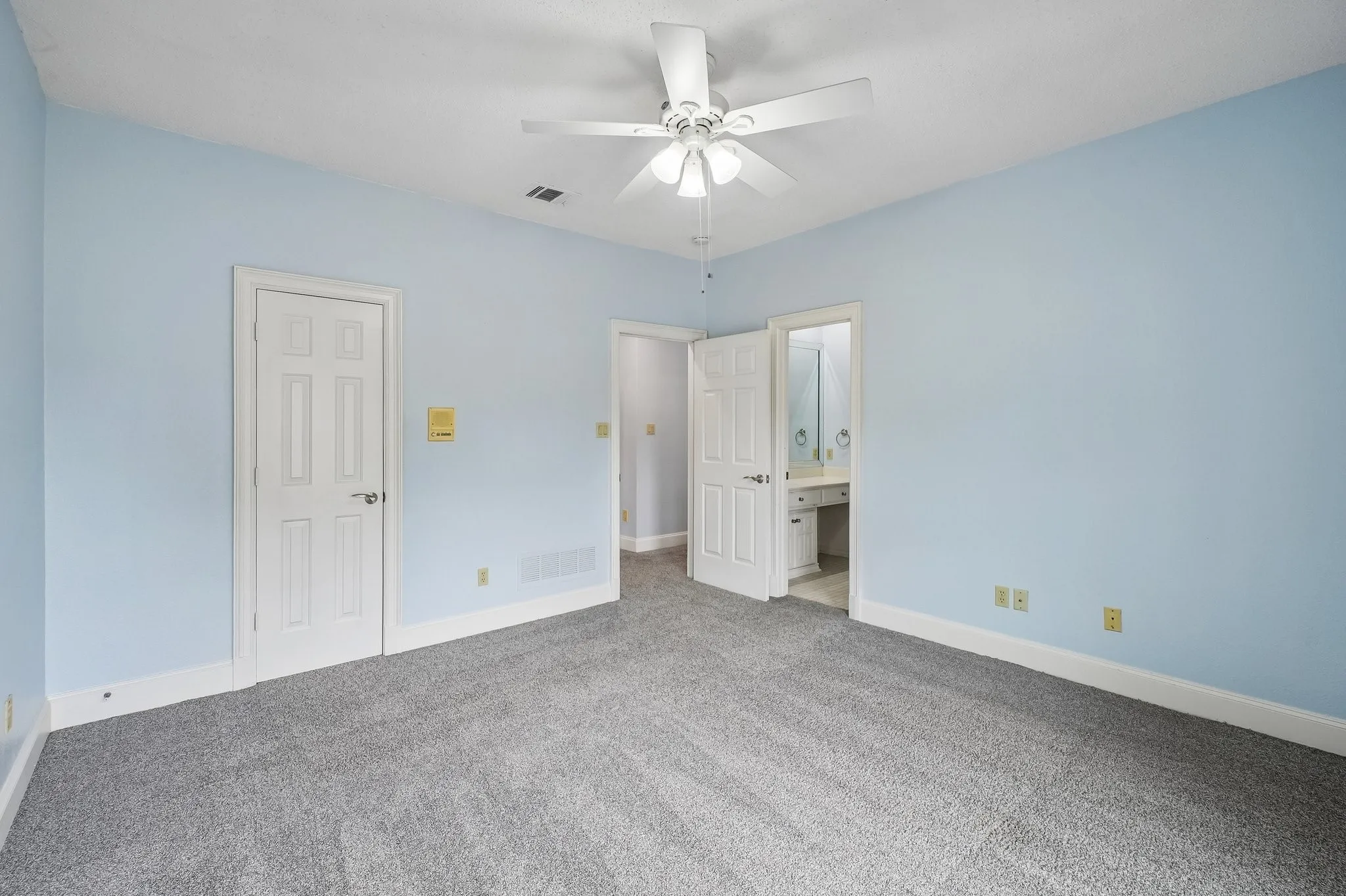 Single Family Residence For Sale in Dallas County , 32 Victoria Drive, Rowlett, Texas 75088, 5 Bedroom, 6 Bathroom, 3 Garage spaces, 5,648 Sqft, built in 1986, mls#21403917, Real Estate Agent in Rowlett, Homes For Sale in Dallas county, Homes For Sale in Rowlett, Realtor in Rowlett Texas, Real Estate Brokerage Independent Realty Texas, Luminita Cordes Realtor