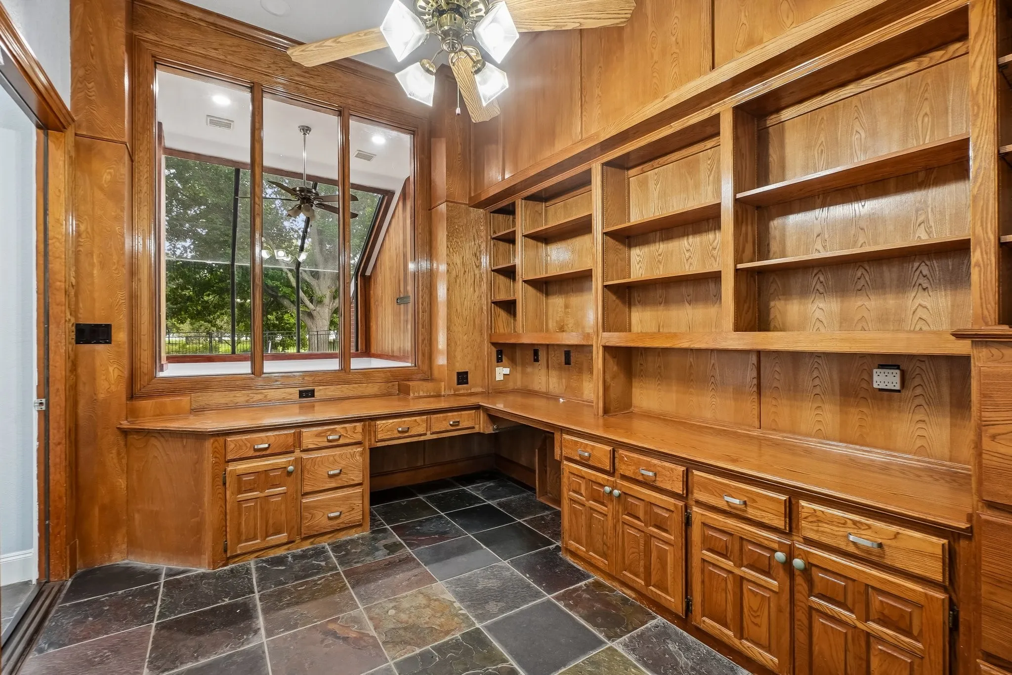 Single Family Residence For Sale in Dallas County , 32 Victoria Drive, Rowlett, Texas 75088, 5 Bedroom, 6 Bathroom, 3 Garage spaces, 5,648 Sqft, built in 1986, mls#21403917, Real Estate Agent in Rowlett, Homes For Sale in Dallas county, Homes For Sale in Rowlett, Realtor in Rowlett Texas, Real Estate Brokerage Independent Realty Texas, Luminita Cordes Realtor