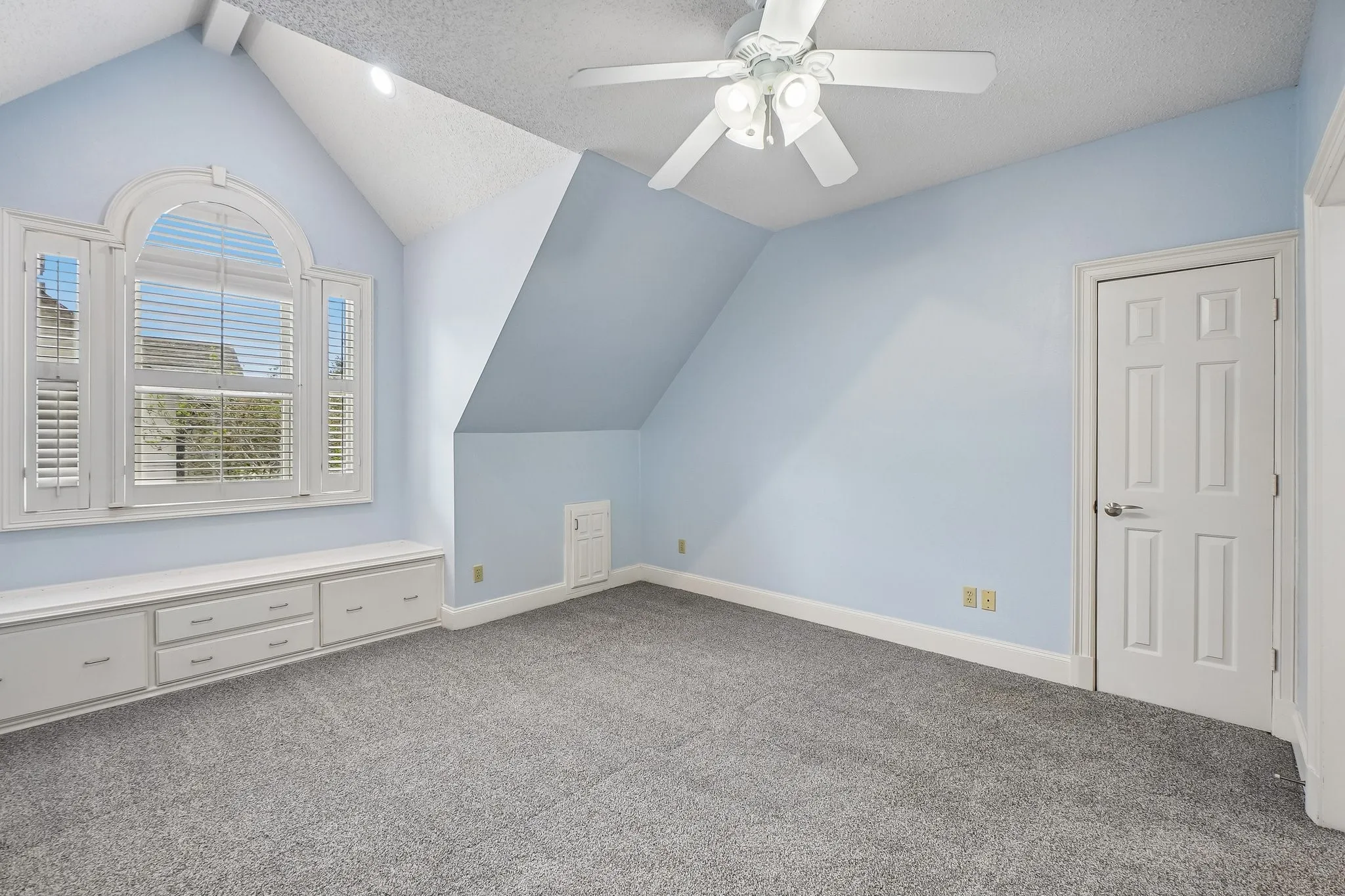 Single Family Residence For Sale in Dallas County , 32 Victoria Drive, Rowlett, Texas 75088, 5 Bedroom, 6 Bathroom, 3 Garage spaces, 5,648 Sqft, built in 1986, mls#21403917, Real Estate Agent in Rowlett, Homes For Sale in Dallas county, Homes For Sale in Rowlett, Realtor in Rowlett Texas, Real Estate Brokerage Independent Realty Texas, Luminita Cordes Realtor