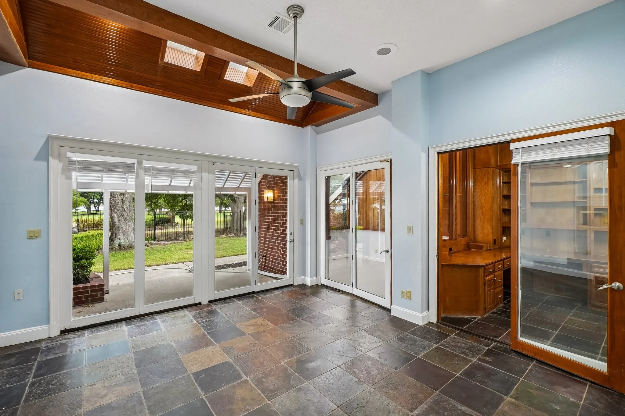 Single Family Residence For Sale in Dallas County , 32 Victoria Drive, Rowlett, Texas 75088, 5 Bedroom, 6 Bathroom, 3 Garage spaces, 5,648 Sqft, built in 1986, mls#21403917, Real Estate Agent in Rowlett, Homes For Sale in Dallas county, Homes For Sale in Rowlett, Realtor in Rowlett Texas, Real Estate Brokerage Independent Realty Texas, Luminita Cordes Realtor