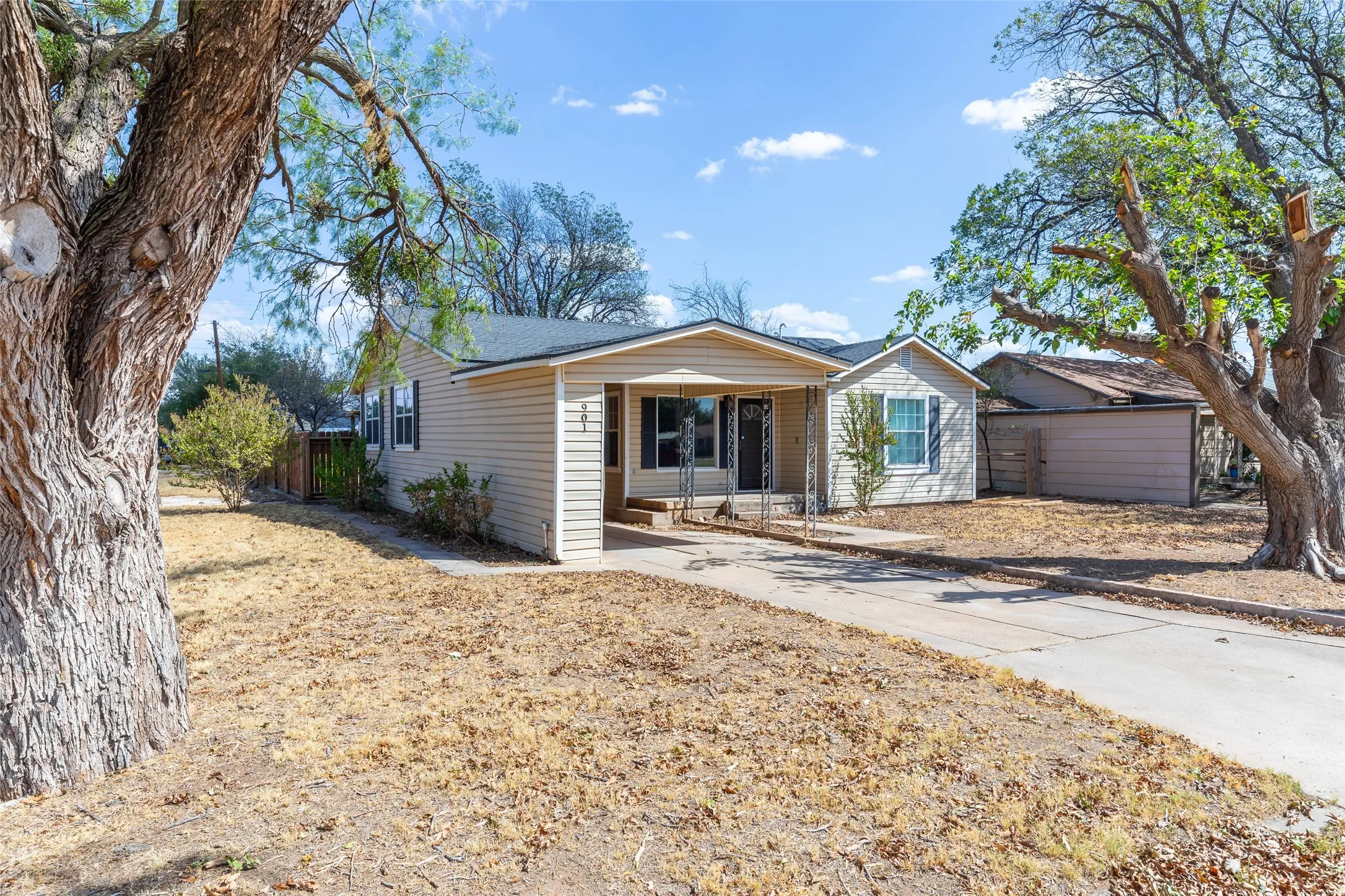 Single Family Residence For Sale in Taylor County , 901 Ash, Merkel, Texas 79536, 3 Bedroom, 2 Bathroom, Garage spaces, 1,890 Sqft, built in 1949, mls#21405469, Real Estate Agent in Merkel, Homes For Sale in Taylor county, Homes For Sale in Merkel, Realtor in Merkel Texas, Real Estate Brokerage Independent Realty Texas, Luminita Cordes Realtor