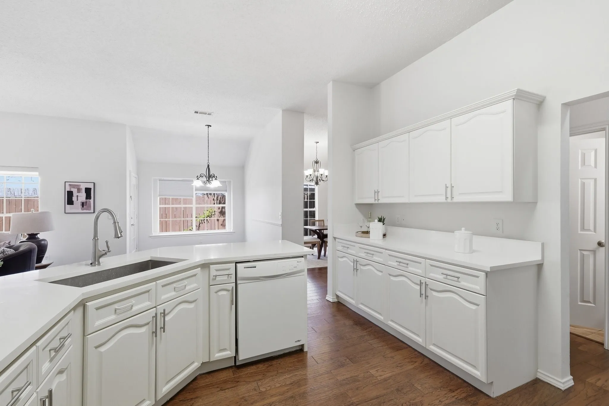 Single Family Residence For Sale in Collin County , 7641 King Arthur Road, Frisco, Texas 75035, 3 Bedroom, 2 Bathroom, 2 Garage spaces, 1,861 Sqft, built in 1992, mls#21403442, Real Estate Agent in Frisco, Homes For Sale in Collin county, Homes For Sale in Frisco, Realtor in Frisco Texas, Real Estate Brokerage Independent Realty Texas, Luminita Cordes Realtor