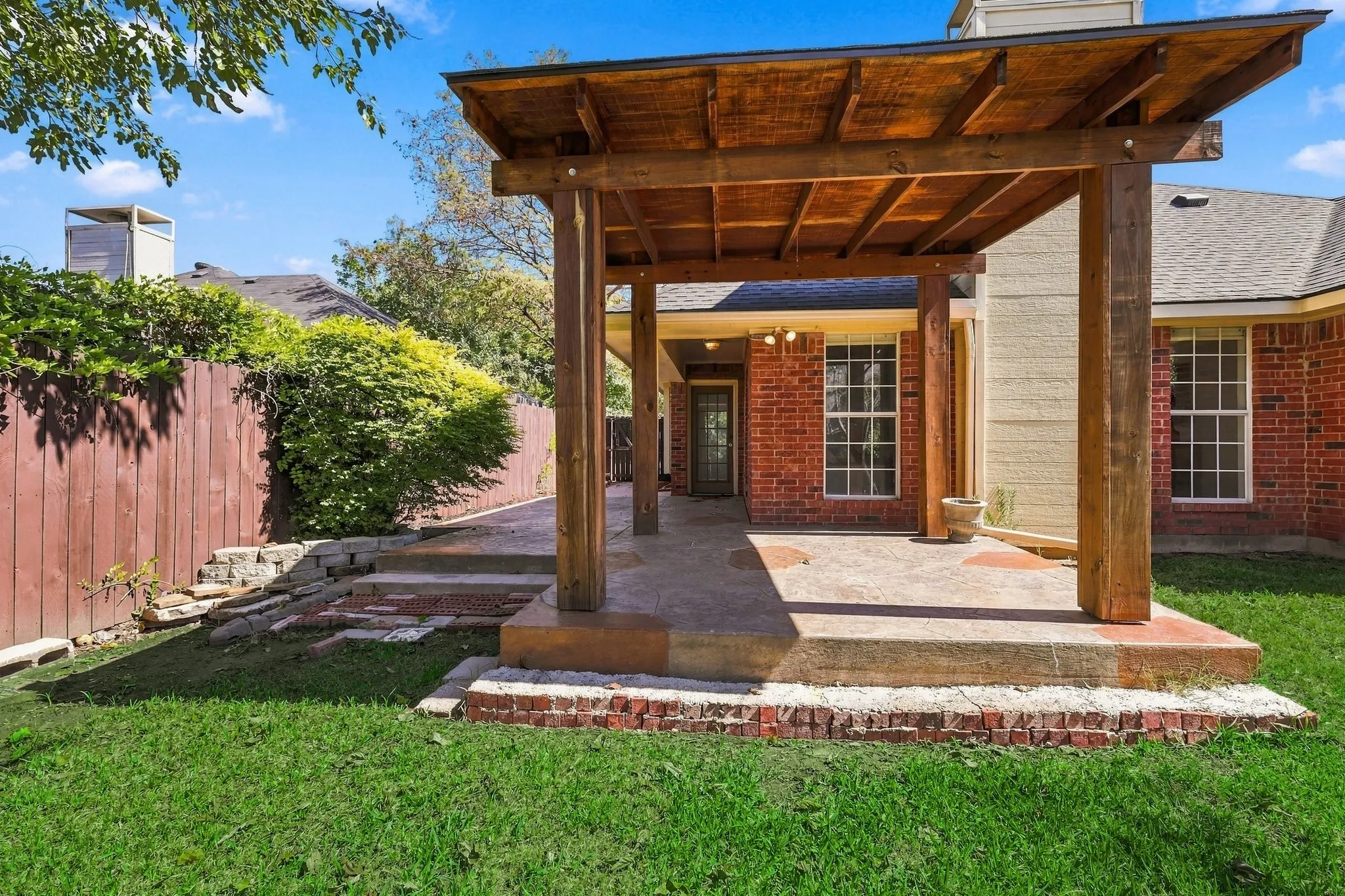 Single Family Residence For Sale in Collin County , 7641 King Arthur Road, Frisco, Texas 75035, 3 Bedroom, 2 Bathroom, 2 Garage spaces, 1,861 Sqft, built in 1992, mls#21403442, Real Estate Agent in Frisco, Homes For Sale in Collin county, Homes For Sale in Frisco, Realtor in Frisco Texas, Real Estate Brokerage Independent Realty Texas, Luminita Cordes Realtor