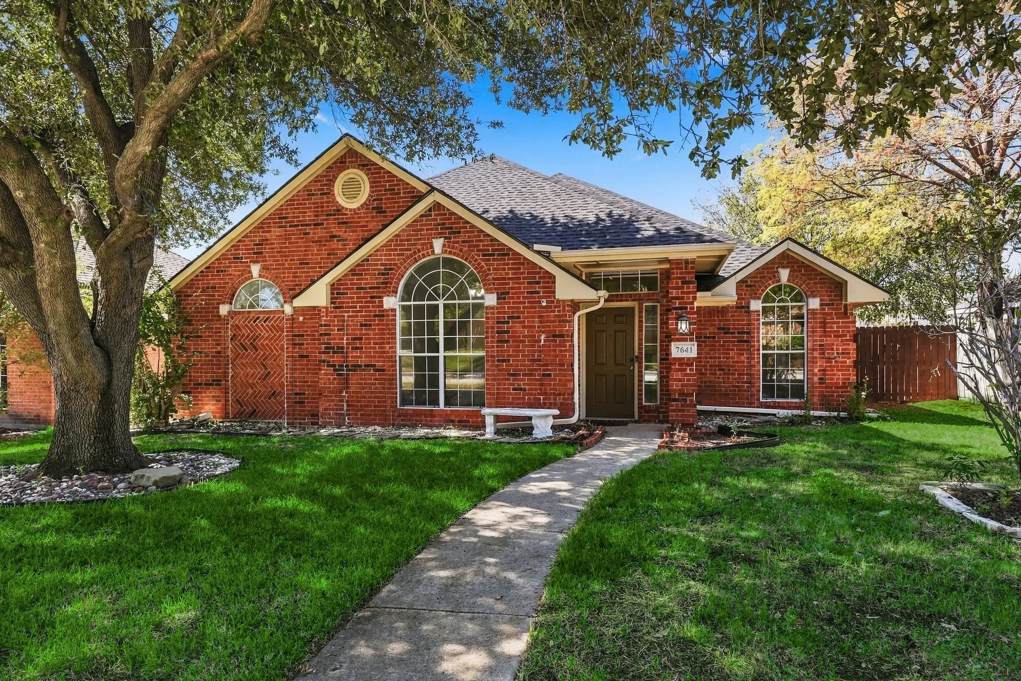 Single Family Residence For Sale in Collin County , 7641 King Arthur Road, Frisco, Texas 75035, 3 Bedroom, 2 Bathroom, 2 Garage spaces, 1,861 Sqft, built in 1992, mls#21403442, Real Estate Agent in Frisco, Homes For Sale in Collin county, Homes For Sale in Frisco, Realtor in Frisco Texas, Real Estate Brokerage Independent Realty Texas, Luminita Cordes Realtor