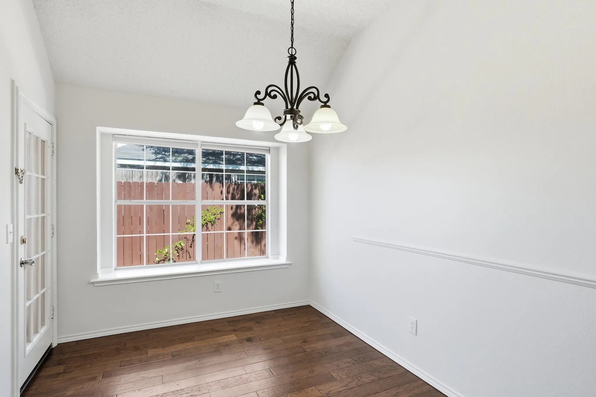 Single Family Residence For Sale in Collin County , 7641 King Arthur Road, Frisco, Texas 75035, 3 Bedroom, 2 Bathroom, 2 Garage spaces, 1,861 Sqft, built in 1992, mls#21403442, Real Estate Agent in Frisco, Homes For Sale in Collin county, Homes For Sale in Frisco, Realtor in Frisco Texas, Real Estate Brokerage Independent Realty Texas, Luminita Cordes Realtor