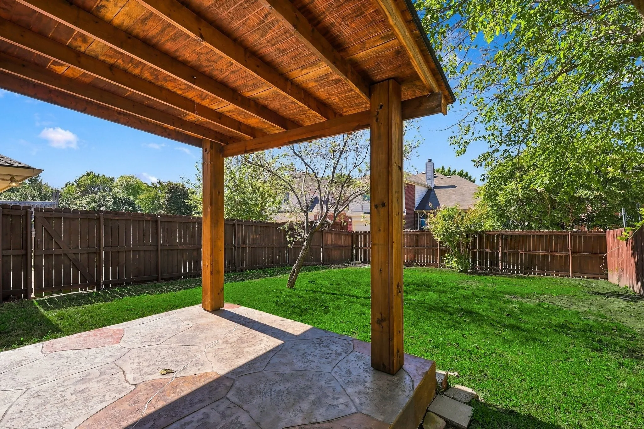 Single Family Residence For Sale in Collin County , 7641 King Arthur Road, Frisco, Texas 75035, 3 Bedroom, 2 Bathroom, 2 Garage spaces, 1,861 Sqft, built in 1992, mls#21403442, Real Estate Agent in Frisco, Homes For Sale in Collin county, Homes For Sale in Frisco, Realtor in Frisco Texas, Real Estate Brokerage Independent Realty Texas, Luminita Cordes Realtor