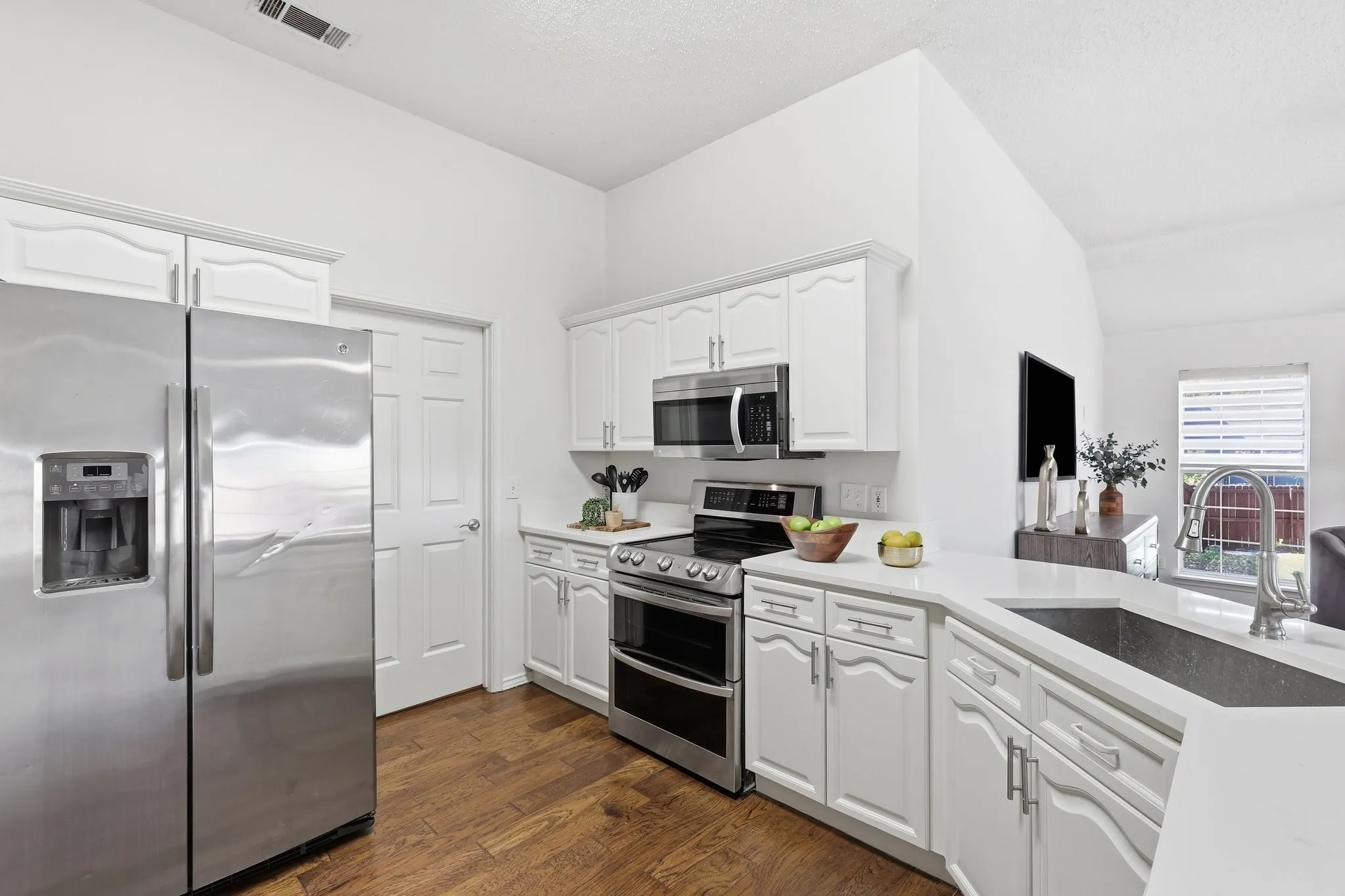 Single Family Residence For Sale in Collin County , 7641 King Arthur Road, Frisco, Texas 75035, 3 Bedroom, 2 Bathroom, 2 Garage spaces, 1,861 Sqft, built in 1992, mls#21403442, Real Estate Agent in Frisco, Homes For Sale in Collin county, Homes For Sale in Frisco, Realtor in Frisco Texas, Real Estate Brokerage Independent Realty Texas, Luminita Cordes Realtor