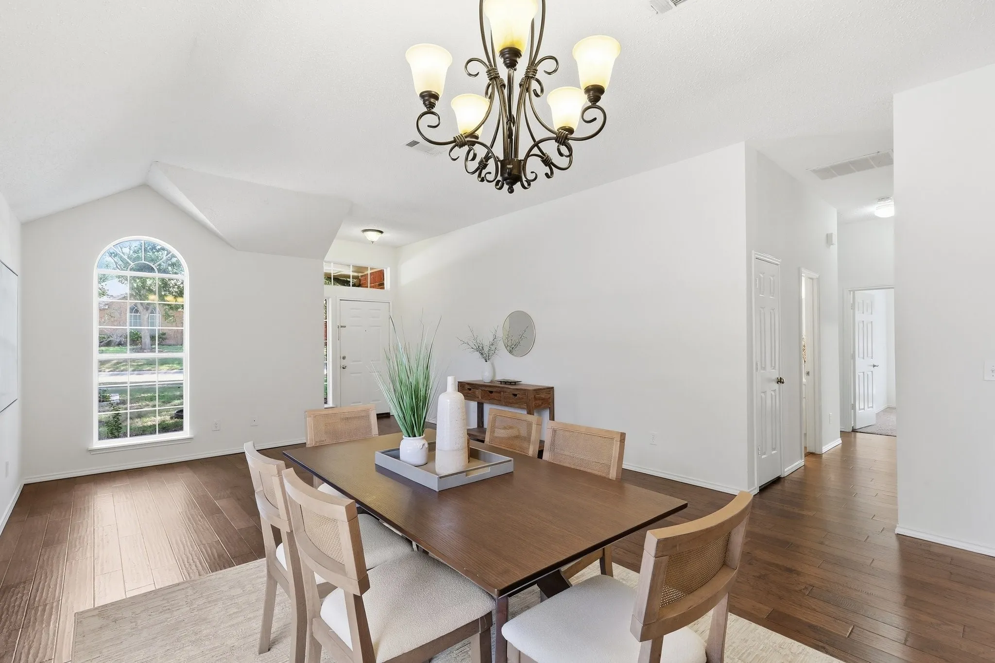 Single Family Residence For Sale in Collin County , 7641 King Arthur Road, Frisco, Texas 75035, 3 Bedroom, 2 Bathroom, 2 Garage spaces, 1,861 Sqft, built in 1992, mls#21403442, Real Estate Agent in Frisco, Homes For Sale in Collin county, Homes For Sale in Frisco, Realtor in Frisco Texas, Real Estate Brokerage Independent Realty Texas, Luminita Cordes Realtor
