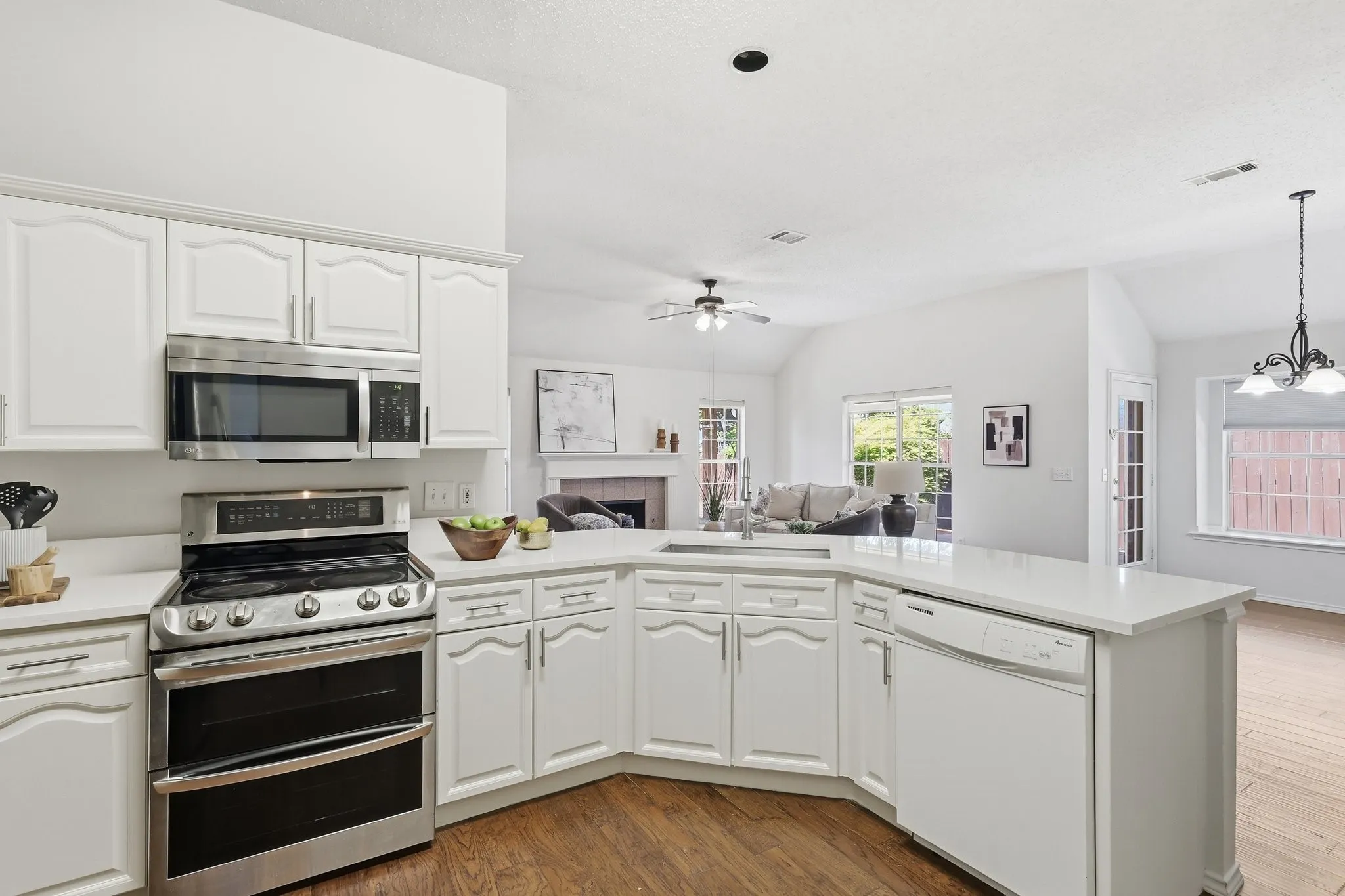 Single Family Residence For Sale in Collin County , 7641 King Arthur Road, Frisco, Texas 75035, 3 Bedroom, 2 Bathroom, 2 Garage spaces, 1,861 Sqft, built in 1992, mls#21403442, Real Estate Agent in Frisco, Homes For Sale in Collin county, Homes For Sale in Frisco, Realtor in Frisco Texas, Real Estate Brokerage Independent Realty Texas, Luminita Cordes Realtor