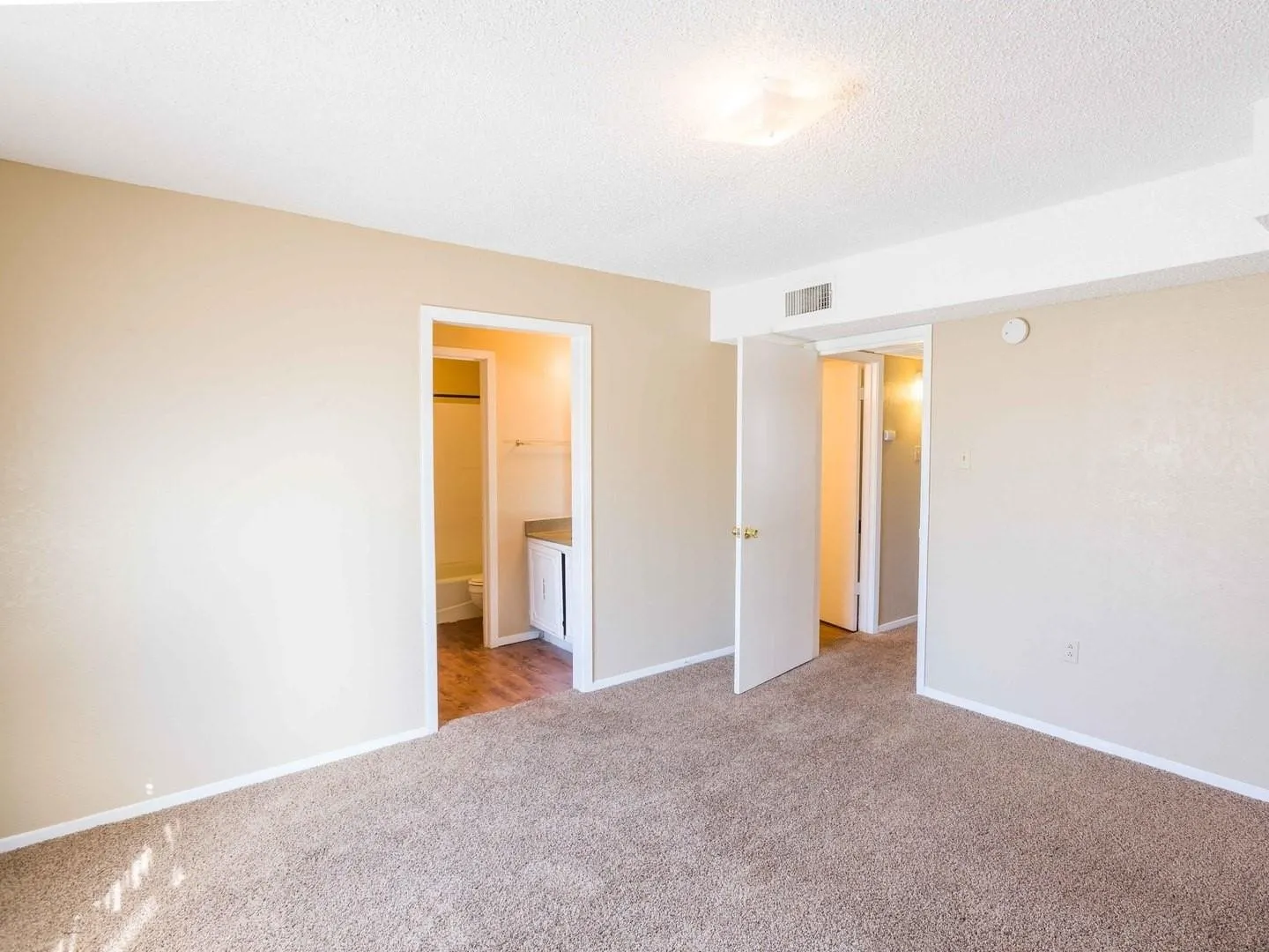 Apartment For Rent in Taylor County , 2400 Buffalo Gap Road 297, Abilene, Texas 79605, 2 Bedroom, 2 Bathroom, Garage spaces, 1,296 Sqft, built in 1973, mls#21405471, Real Estate Agent in Abilene, Homes For Rent in Taylor county, Homes For Rent in Abilene, Realtor in Abilene Texas, Real Estate Brokerage Independent Realty Texas, Luminita Cordes Realtor