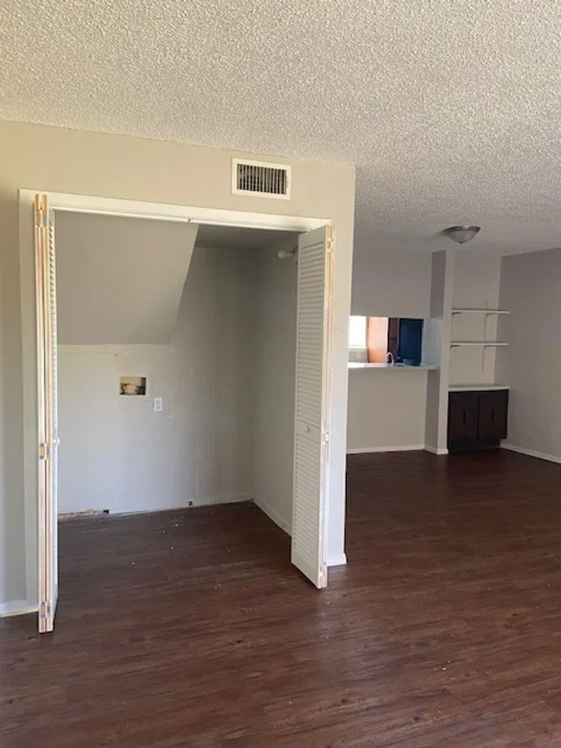 Apartment For Rent in Taylor County , 2400 Buffalo Gap Road 105, Abilene, Texas 79605, 2 Bedroom, 2 Bathroom, Garage spaces, 1,178 Sqft, built in 1973, mls#21405474, Real Estate Agent in Abilene, Homes For Rent in Taylor county, Homes For Rent in Abilene, Realtor in Abilene Texas, Real Estate Brokerage Independent Realty Texas, Luminita Cordes Realtor