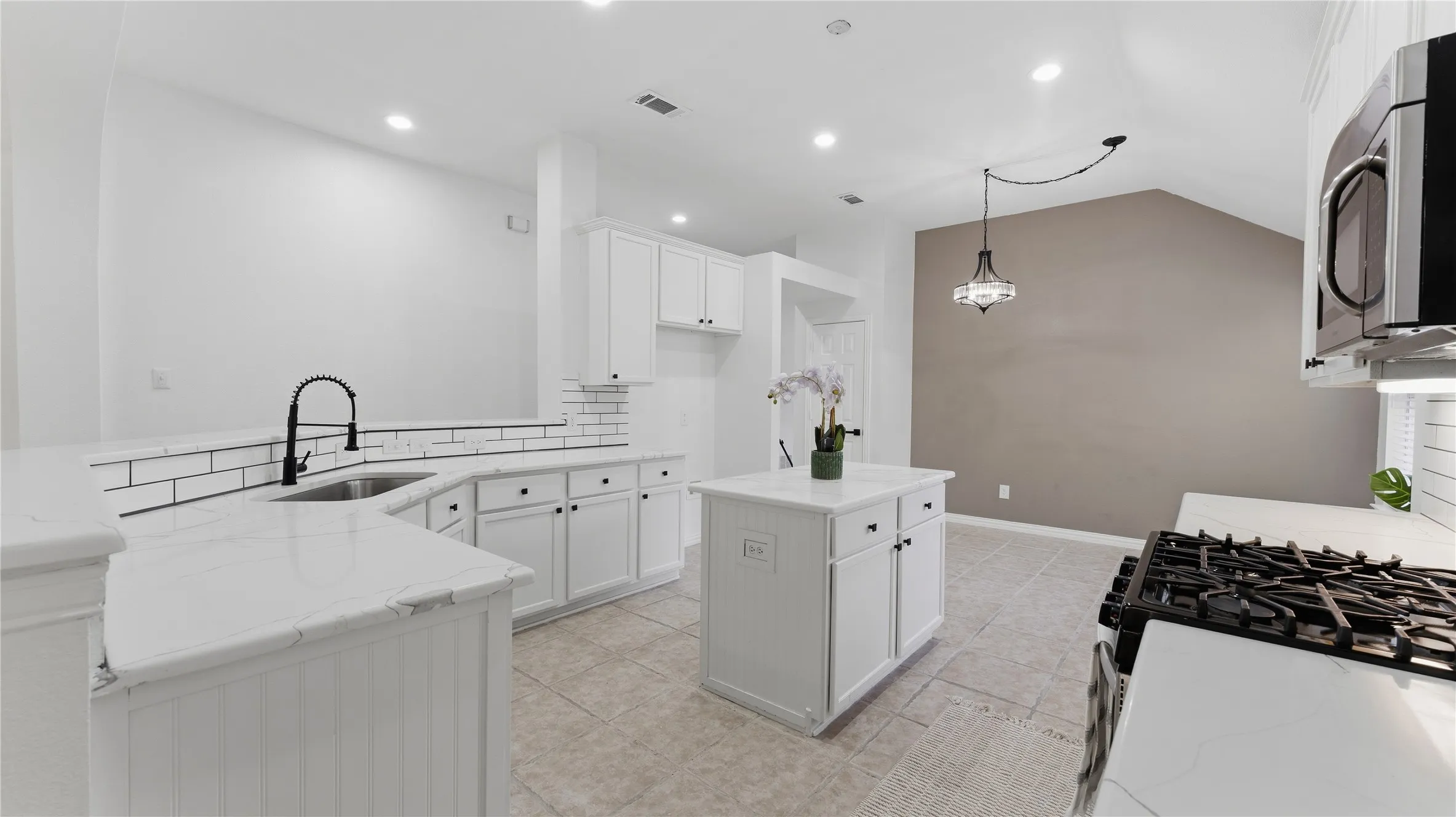 Single Family Residence For Sale in Collin County , 304 Turtle Court, Mc Kinney, Texas 75072, 4 Bedroom, 2 Bathroom, 2 Garage spaces, 2,102 Sqft, built in 2001, mls#21404320, Real Estate Agent in Mc Kinney, Homes For Sale in Collin county, Homes For Sale in Mc Kinney, Realtor in Mc Kinney Texas, Real Estate Brokerage Independent Realty Texas, Luminita Cordes Realtor