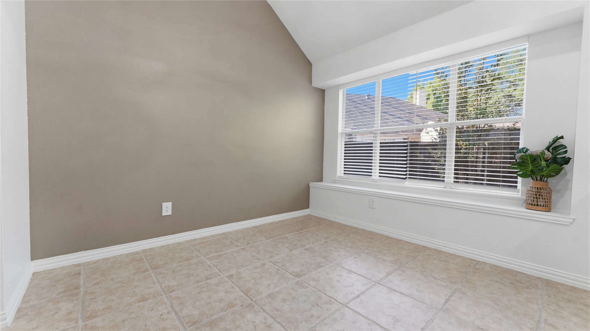 Single Family Residence For Sale in Collin County , 304 Turtle Court, Mc Kinney, Texas 75072, 4 Bedroom, 2 Bathroom, 2 Garage spaces, 2,102 Sqft, built in 2001, mls#21404320, Real Estate Agent in Mc Kinney, Homes For Sale in Collin county, Homes For Sale in Mc Kinney, Realtor in Mc Kinney Texas, Real Estate Brokerage Independent Realty Texas, Luminita Cordes Realtor