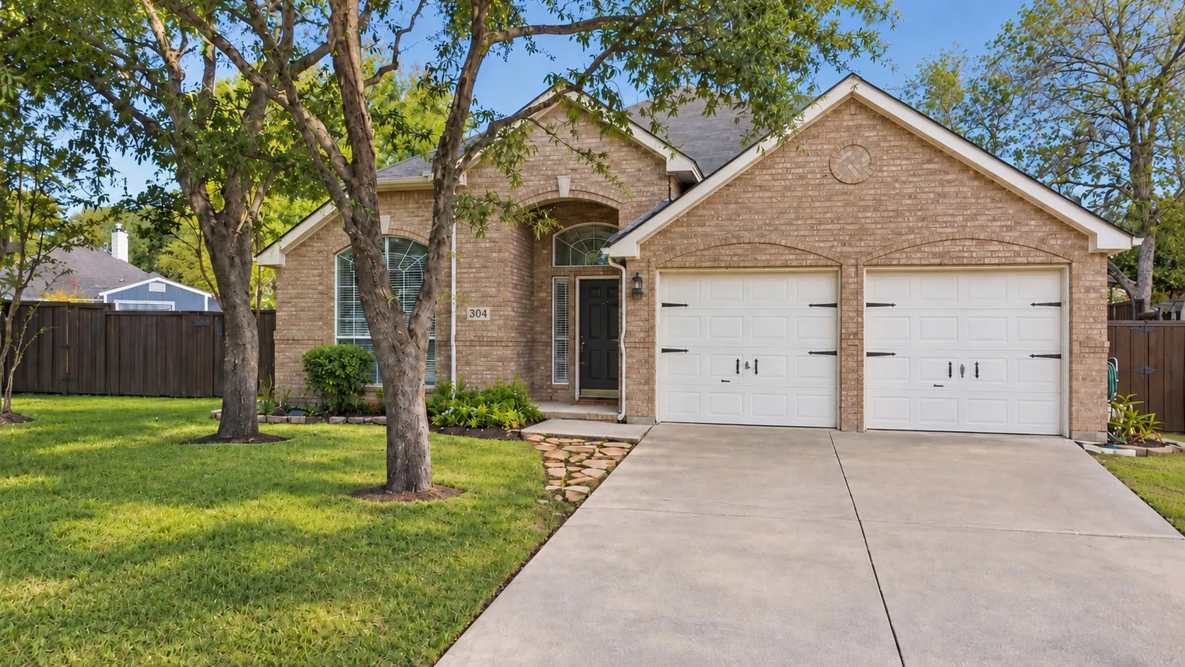 Single Family Residence For Sale in Collin County , 304 Turtle Court, Mc Kinney, Texas 75072, 4 Bedroom, 2 Bathroom, 2 Garage spaces, 2,102 Sqft, built in 2001, mls#21404320, Real Estate Agent in Mc Kinney, Homes For Sale in Collin county, Homes For Sale in Mc Kinney, Realtor in Mc Kinney Texas, Real Estate Brokerage Independent Realty Texas, Luminita Cordes Realtor