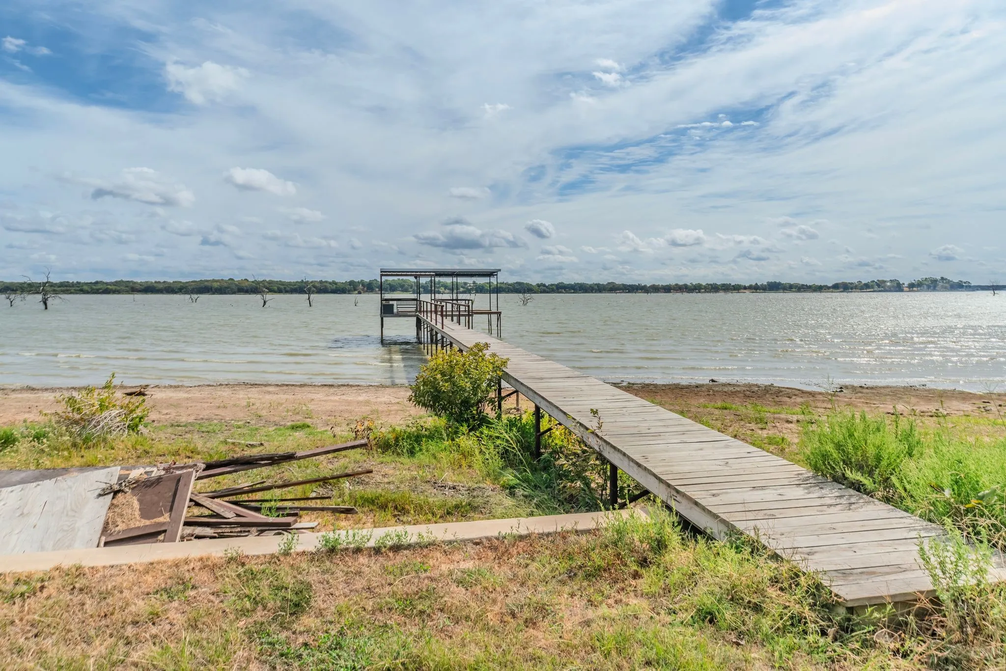 Single Family Residence For Sale in Hunt County , 5781 COUNTY ROAD 3515, Quinlan, Texas 75474, 3 Bedroom, 2 Bathroom, Garage spaces, 2,163 Sqft, built in 2008, mls#21403450, Real Estate Agent in Quinlan, Homes For Sale in Hunt county, Homes For Sale in Quinlan, Realtor in Quinlan Texas, Real Estate Brokerage Independent Realty Texas, Luminita Cordes Realtor