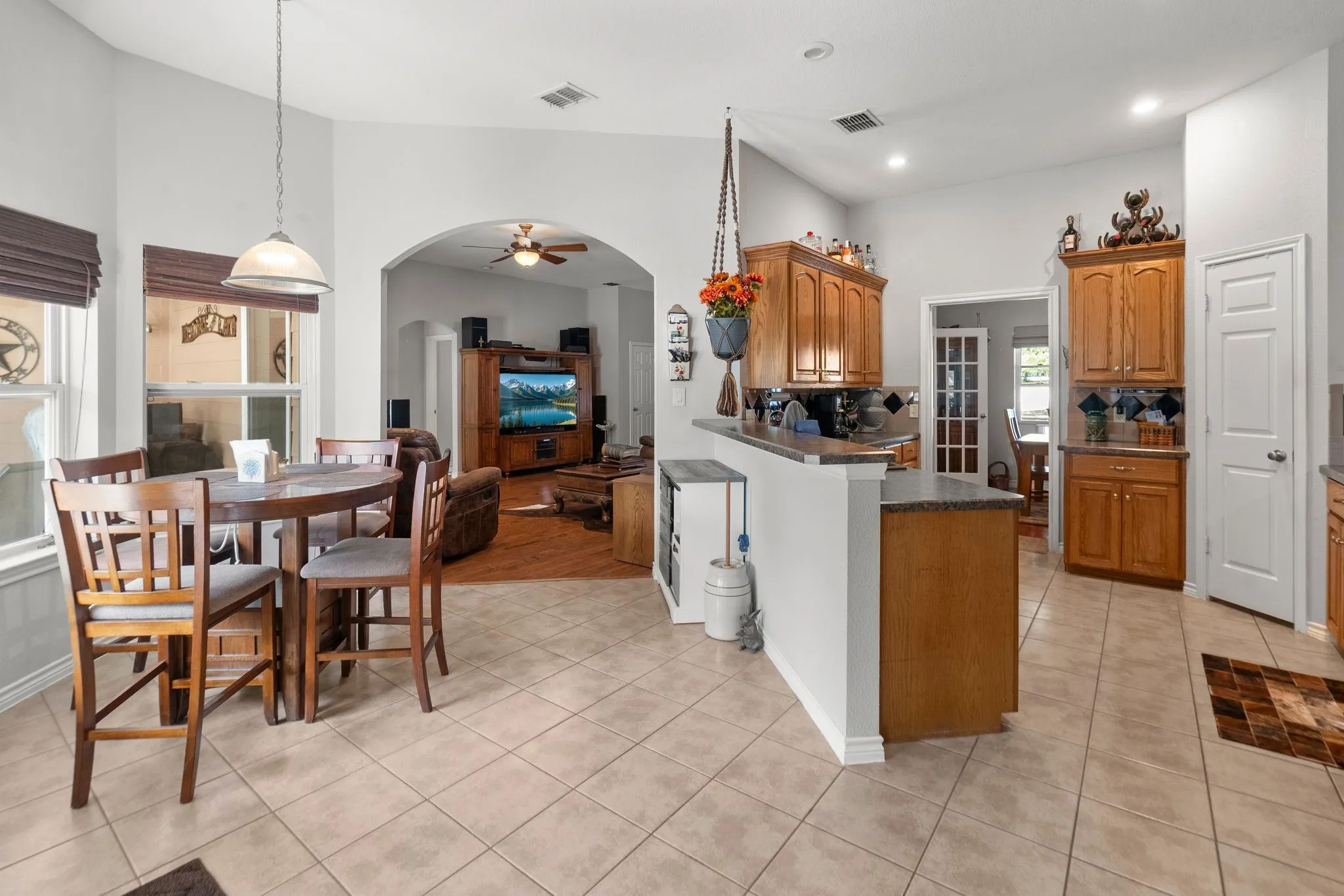 Single Family Residence For Sale in Hunt County , 5781 COUNTY ROAD 3515, Quinlan, Texas 75474, 3 Bedroom, 2 Bathroom, Garage spaces, 2,163 Sqft, built in 2008, mls#21403450, Real Estate Agent in Quinlan, Homes For Sale in Hunt county, Homes For Sale in Quinlan, Realtor in Quinlan Texas, Real Estate Brokerage Independent Realty Texas, Luminita Cordes Realtor