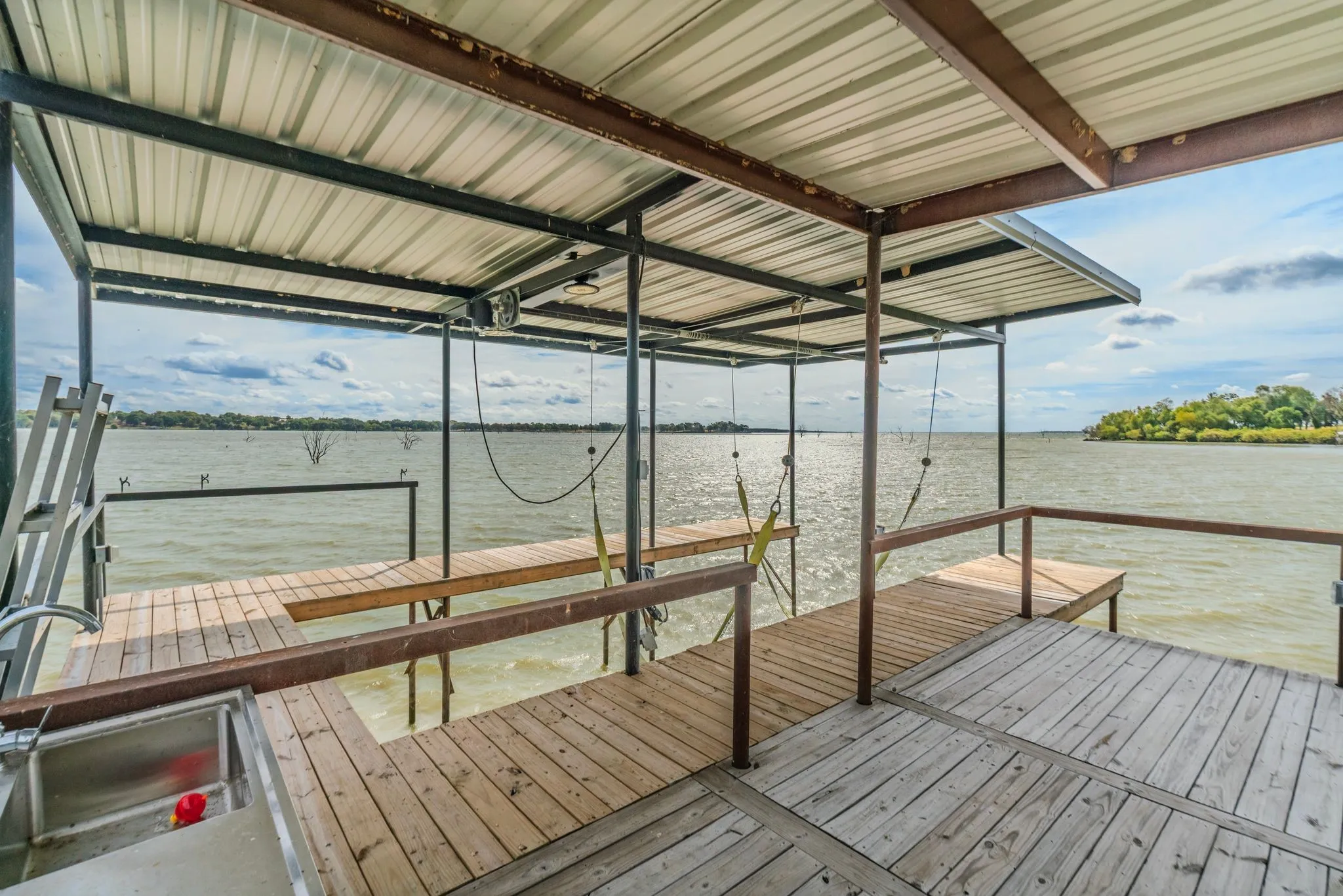 Single Family Residence For Sale in Hunt County , 5781 COUNTY ROAD 3515, Quinlan, Texas 75474, 3 Bedroom, 2 Bathroom, Garage spaces, 2,163 Sqft, built in 2008, mls#21403450, Real Estate Agent in Quinlan, Homes For Sale in Hunt county, Homes For Sale in Quinlan, Realtor in Quinlan Texas, Real Estate Brokerage Independent Realty Texas, Luminita Cordes Realtor