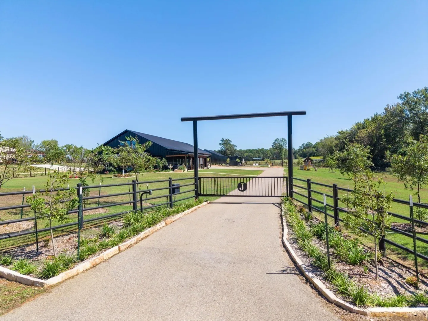 Single Family Residence For Sale in Smith County , 13127 S County Road 246, Arp, Texas 75750, 3 Bedroom, 3 Bathroom, 4 Garage spaces, 2,487 Sqft, built in 2023, mls#21404207, Real Estate Agent in Arp, Homes For Sale in Smith county, Homes For Sale in Arp, Realtor in Arp Texas, Real Estate Brokerage Independent Realty Texas, Luminita Cordes Realtor