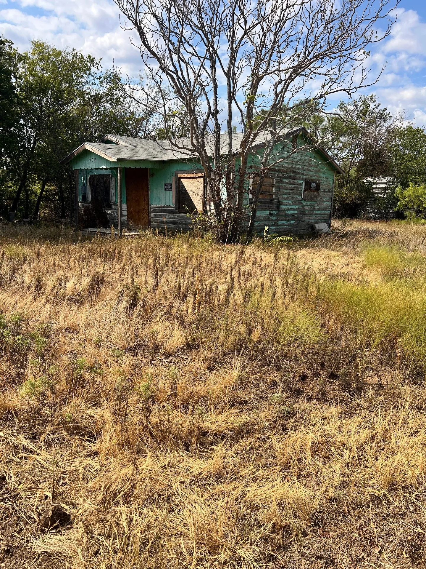 Single Family Residence For Sale in Coleman County , 907 Culbertson Street, Coleman, Texas 76834, 1 Bedroom, 1 Bathroom, Garage spaces, 612 Sqft, built in 1950, mls#21405481, Real Estate Agent in Coleman, Homes For Sale in Coleman county, Homes For Sale in Coleman, Realtor in Coleman Texas, Real Estate Brokerage Independent Realty Texas, Luminita Cordes Realtor