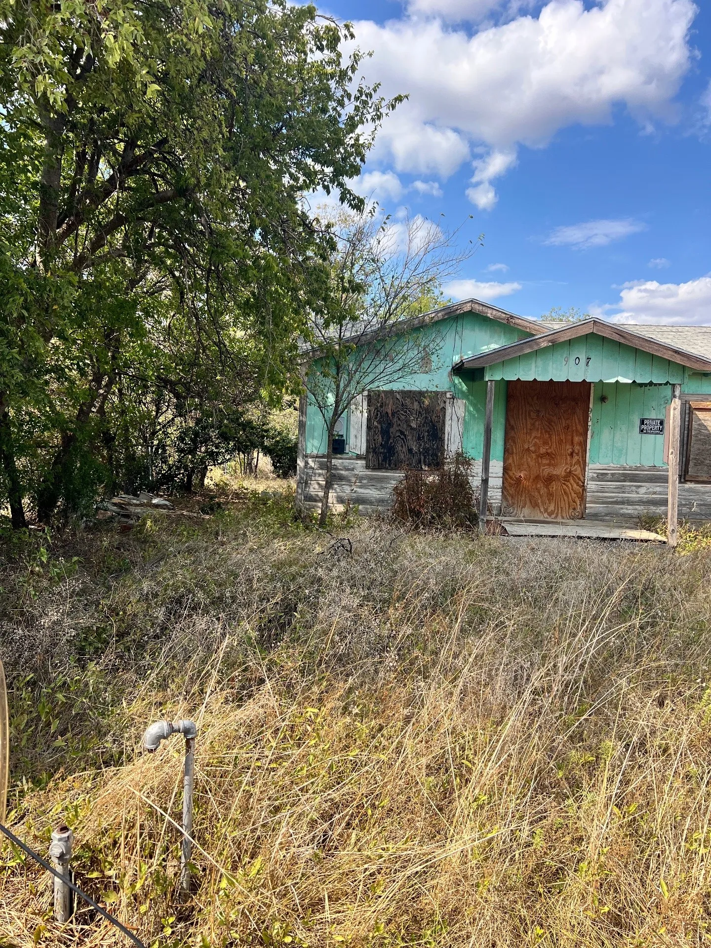 Single Family Residence For Sale in Coleman County , 907 Culbertson Street, Coleman, Texas 76834, 1 Bedroom, 1 Bathroom, Garage spaces, 612 Sqft, built in 1950, mls#21405481, Real Estate Agent in Coleman, Homes For Sale in Coleman county, Homes For Sale in Coleman, Realtor in Coleman Texas, Real Estate Brokerage Independent Realty Texas, Luminita Cordes Realtor