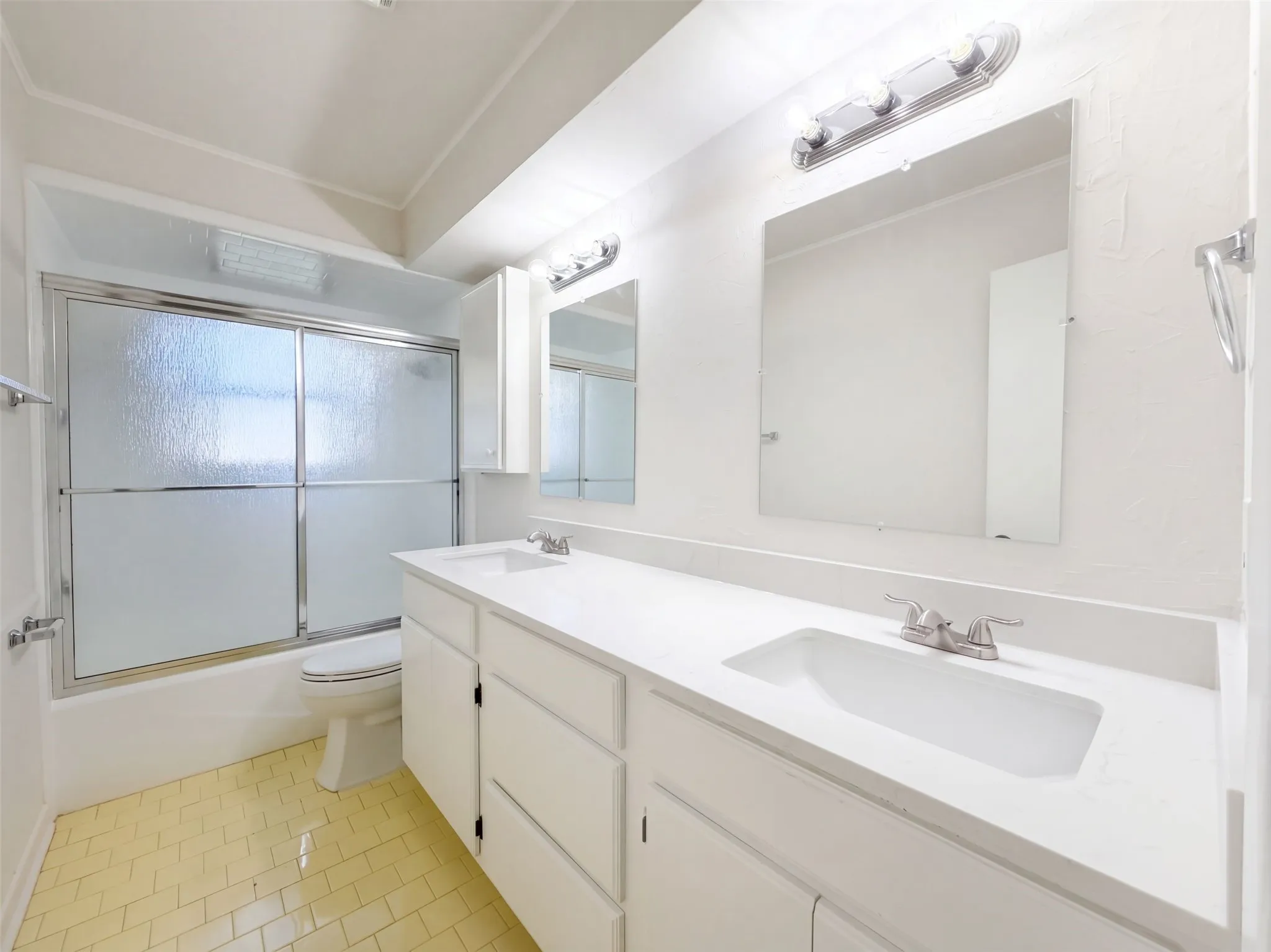 Single Family Residence For Sale in Hunt County , 607 Turtle Creek Drive, Greenville, Texas 75402, 4 Bedroom, 3 Bathroom, 2 Garage spaces, 2,146 Sqft, built in 1965, mls#21404983, Real Estate Agent in Greenville, Homes For Sale in Hunt county, Homes For Sale in Greenville, Realtor in Greenville Texas, Real Estate Brokerage Independent Realty Texas, Luminita Cordes Realtor