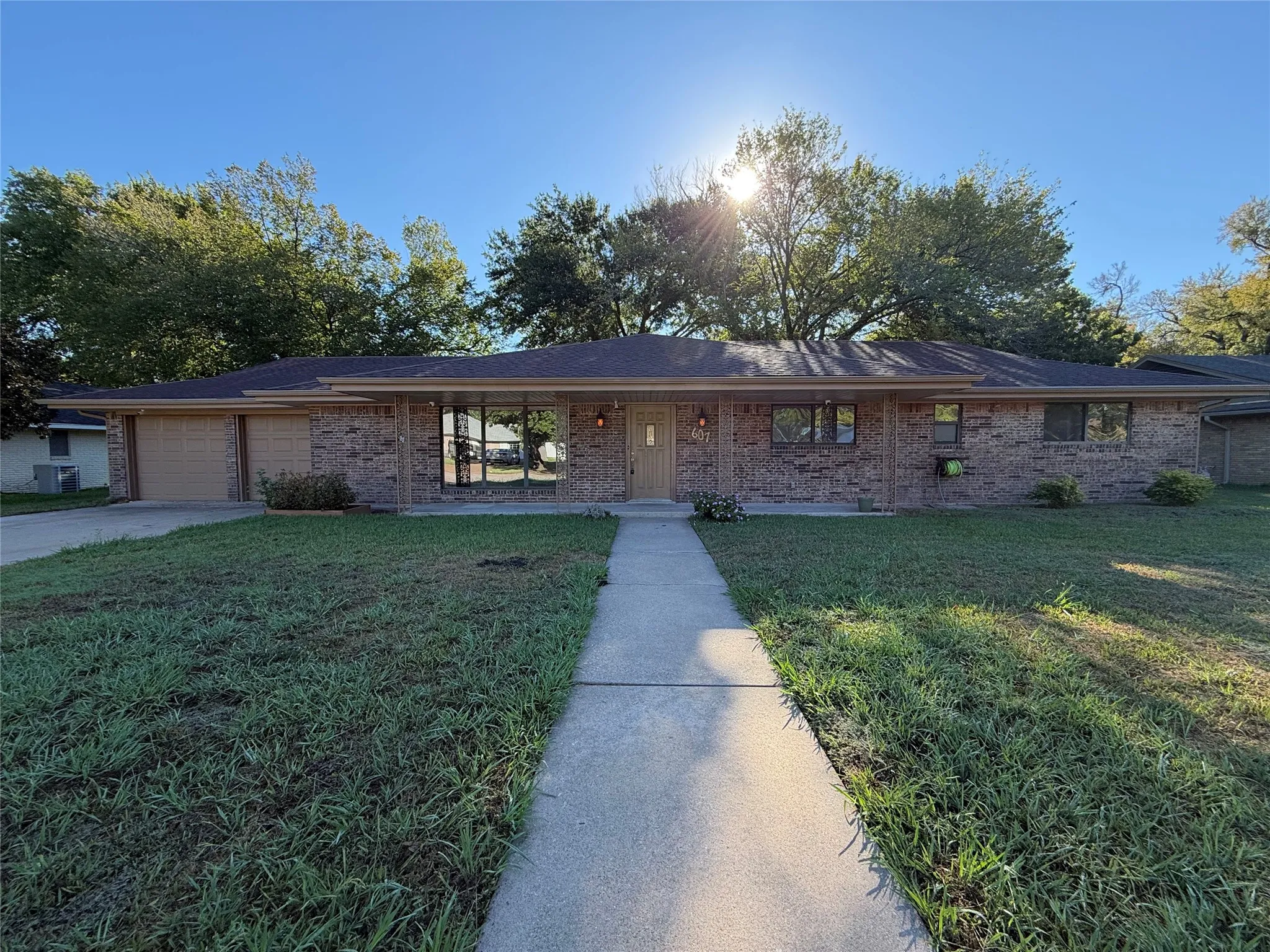 Single Family Residence For Sale in Hunt County , 607 Turtle Creek Drive, Greenville, Texas 75402, 4 Bedroom, 3 Bathroom, 2 Garage spaces, 2,146 Sqft, built in 1965, mls#21404983, Real Estate Agent in Greenville, Homes For Sale in Hunt county, Homes For Sale in Greenville, Realtor in Greenville Texas, Real Estate Brokerage Independent Realty Texas, Luminita Cordes Realtor