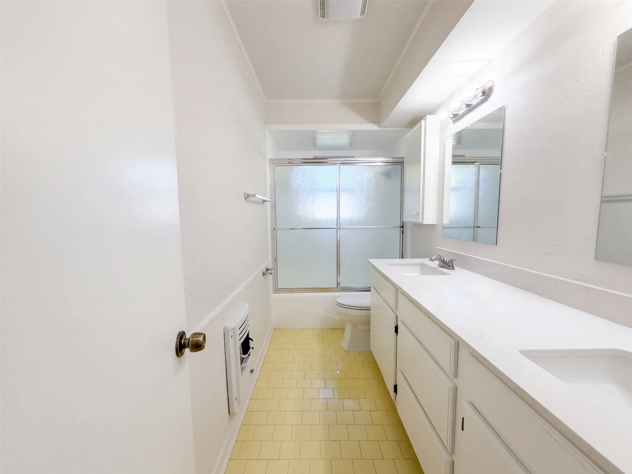 Single Family Residence For Sale in Hunt County , 607 Turtle Creek Drive, Greenville, Texas 75402, 4 Bedroom, 3 Bathroom, 2 Garage spaces, 2,146 Sqft, built in 1965, mls#21404983, Real Estate Agent in Greenville, Homes For Sale in Hunt county, Homes For Sale in Greenville, Realtor in Greenville Texas, Real Estate Brokerage Independent Realty Texas, Luminita Cordes Realtor