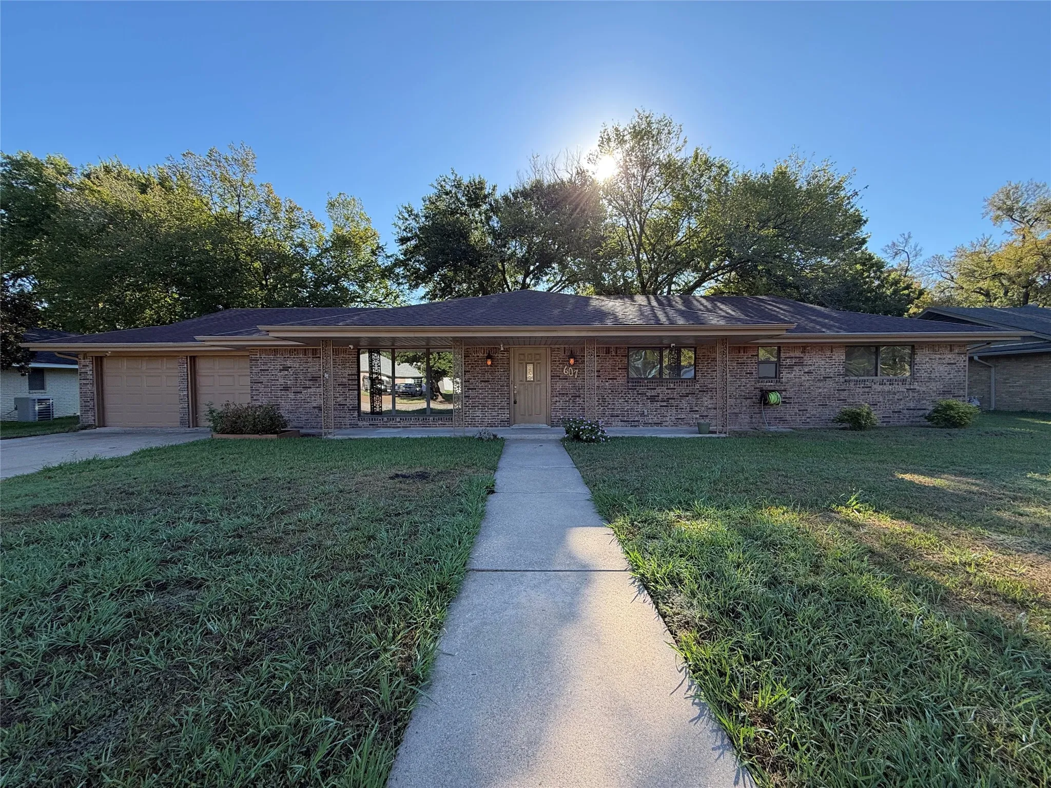 Single Family Residence For Sale in Hunt County , 607 Turtle Creek Drive, Greenville, Texas 75402, 4 Bedroom, 3 Bathroom, 2 Garage spaces, 2,146 Sqft, built in 1965, mls#21404983, Real Estate Agent in Greenville, Homes For Sale in Hunt county, Homes For Sale in Greenville, Realtor in Greenville Texas, Real Estate Brokerage Independent Realty Texas, Luminita Cordes Realtor