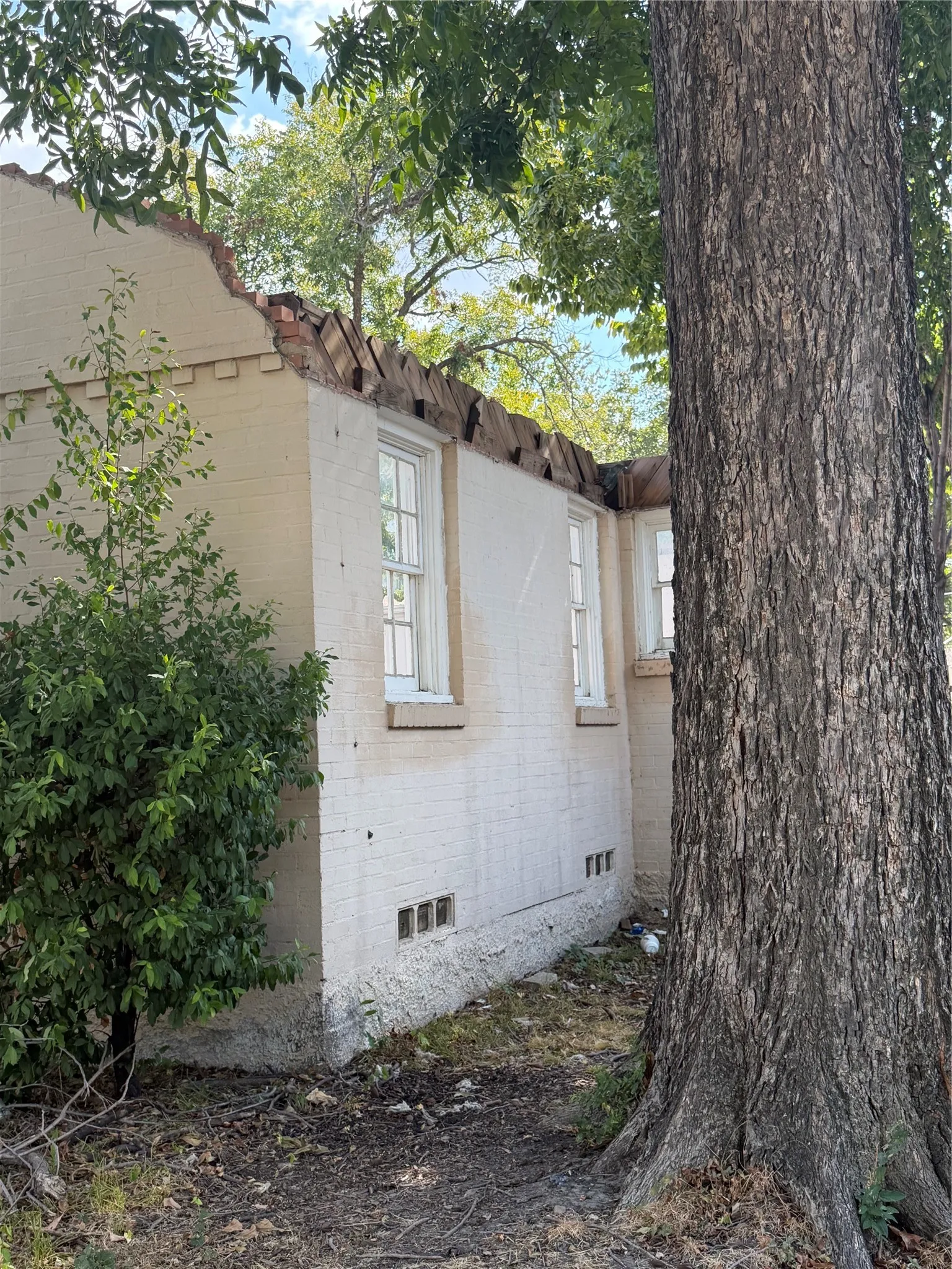 Single Family Residence For Sale in Dallas County , 7131 Thurston Drive, Dallas, Texas 75235, 2 Bedroom, 1 Bathroom, Garage spaces, 1,289 Sqft, built in 1938, mls#21405484, Real Estate Agent in Dallas, Homes For Sale in Dallas county, Homes For Sale in Dallas, Realtor in Dallas Texas, Real Estate Brokerage Independent Realty Texas, Luminita Cordes Realtor