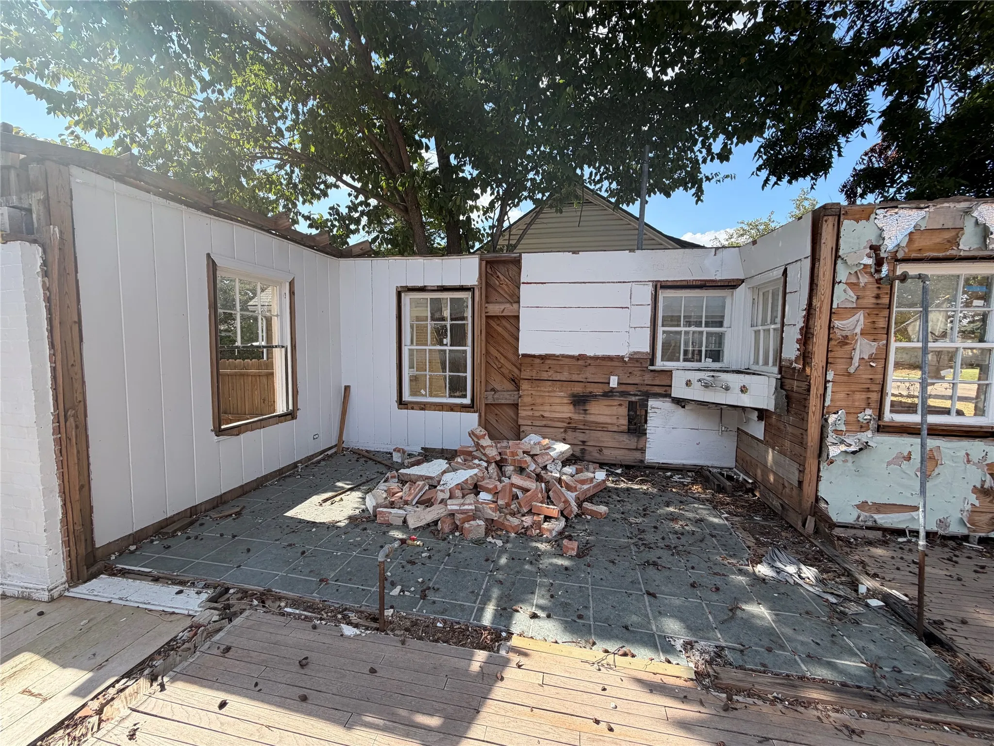Single Family Residence For Sale in Dallas County , 7131 Thurston Drive, Dallas, Texas 75235, 2 Bedroom, 1 Bathroom, Garage spaces, 1,289 Sqft, built in 1938, mls#21405484, Real Estate Agent in Dallas, Homes For Sale in Dallas county, Homes For Sale in Dallas, Realtor in Dallas Texas, Real Estate Brokerage Independent Realty Texas, Luminita Cordes Realtor